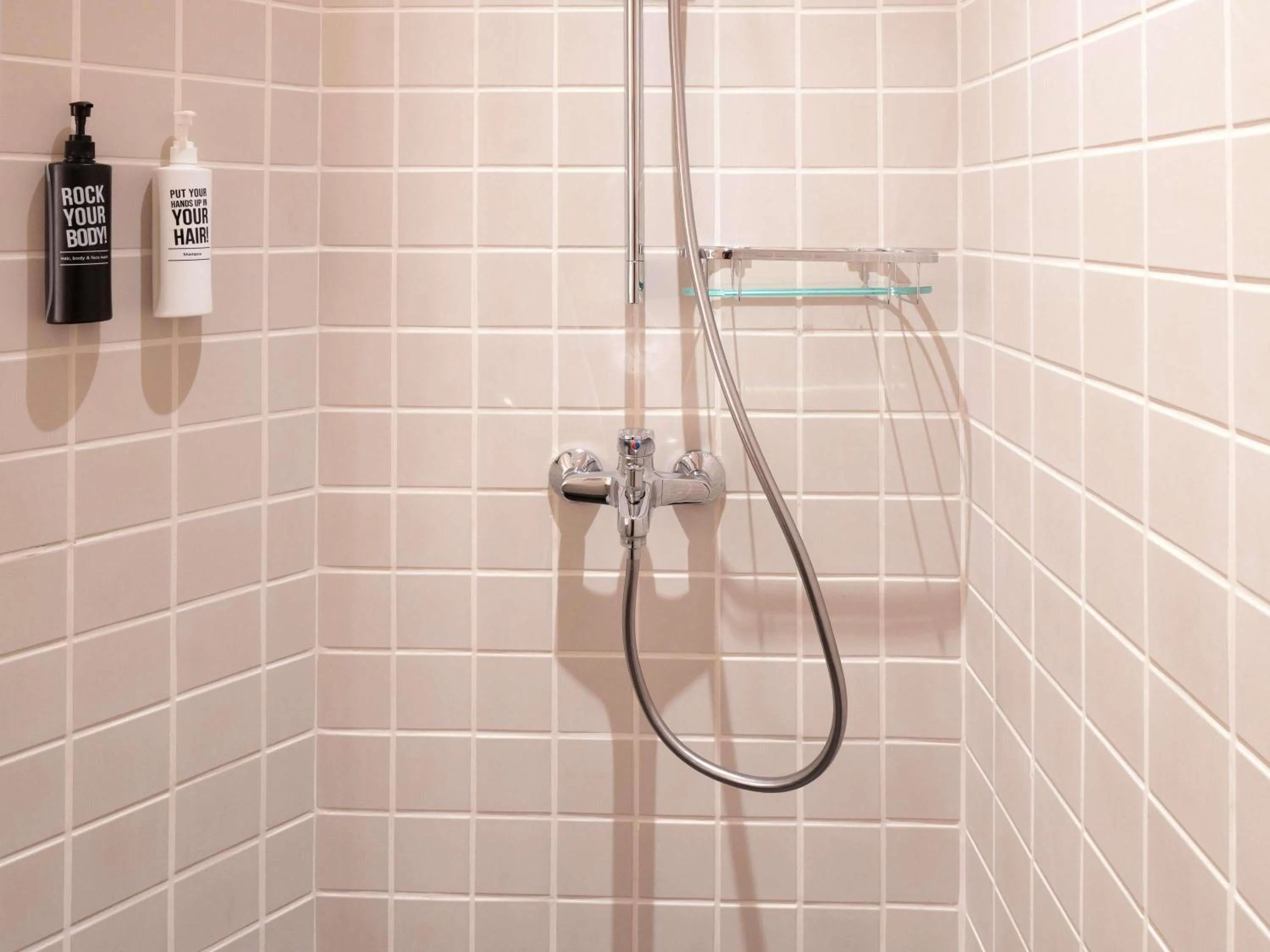 Bedroom in Ibis Singapore on Bencoolen