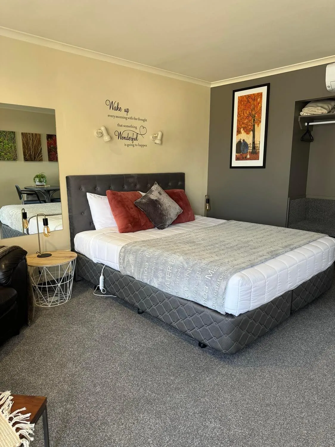 Bedroom, Bed in Centre Court Motel