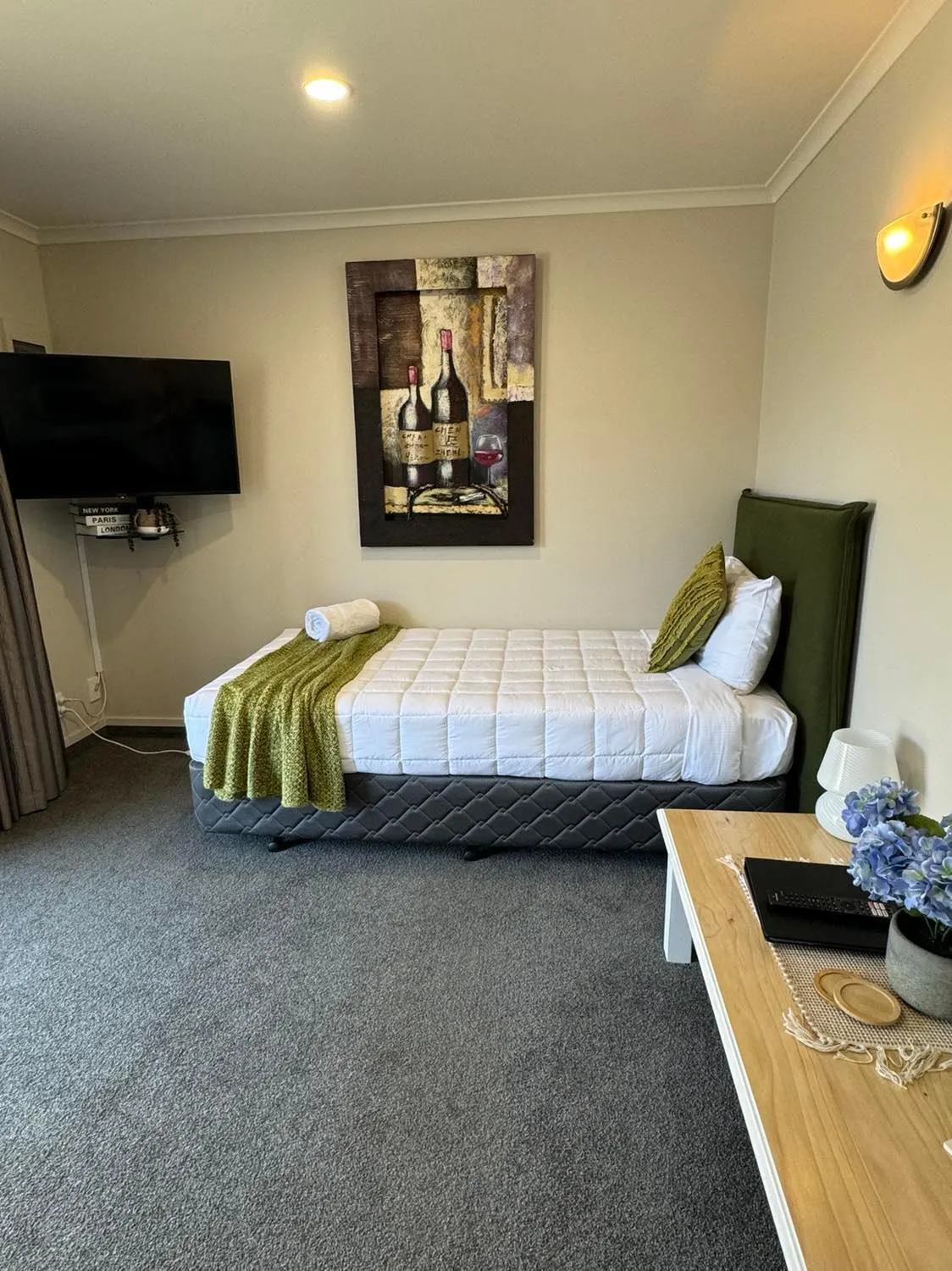 Living room, Bed in Centre Court Motel