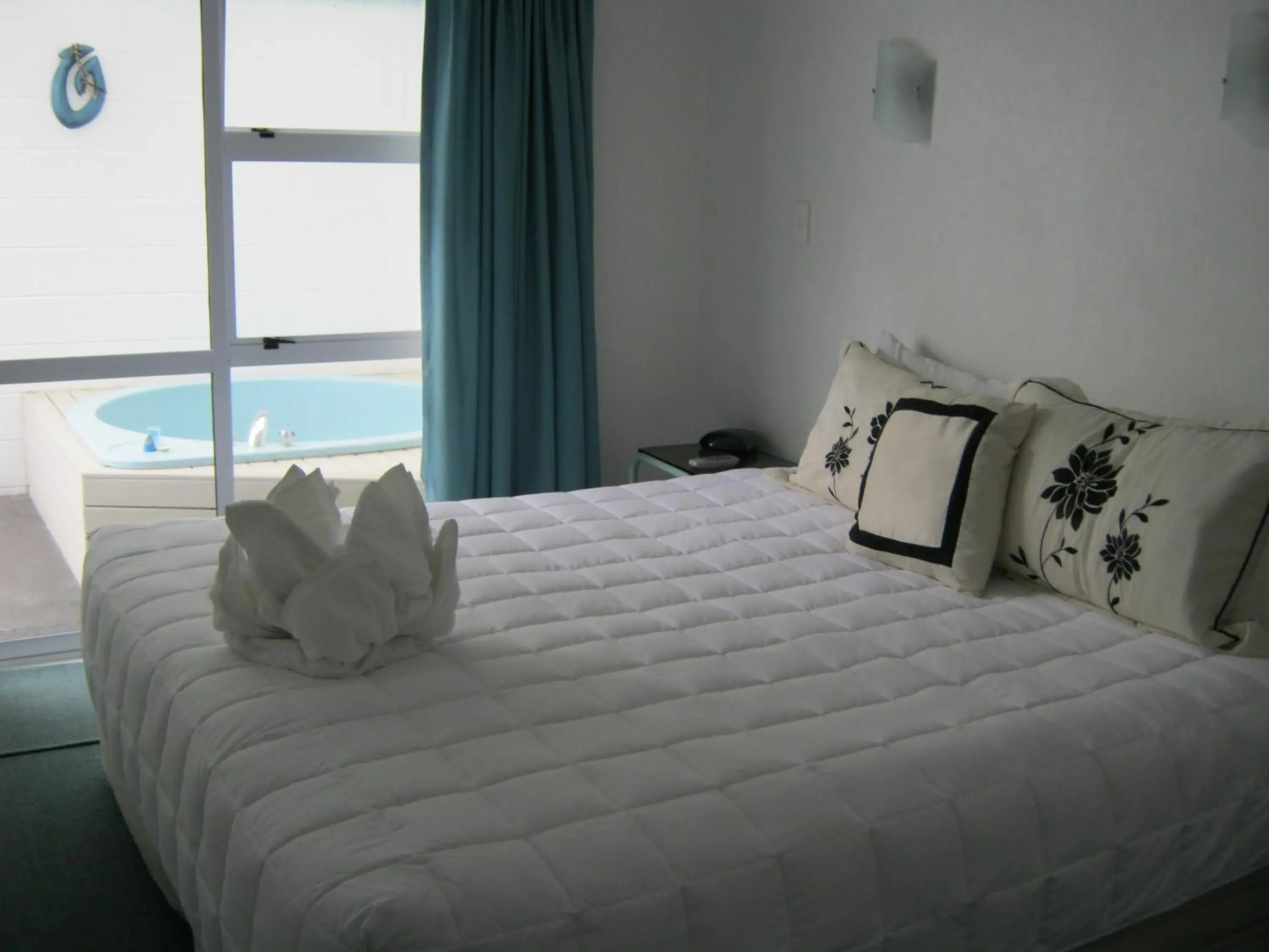 Two-Bedroom Apartment with Hot Tub in Palm Court Motor Inn Two-Bedroom Apartment with Hot Tub in Palm Court Motor Inn