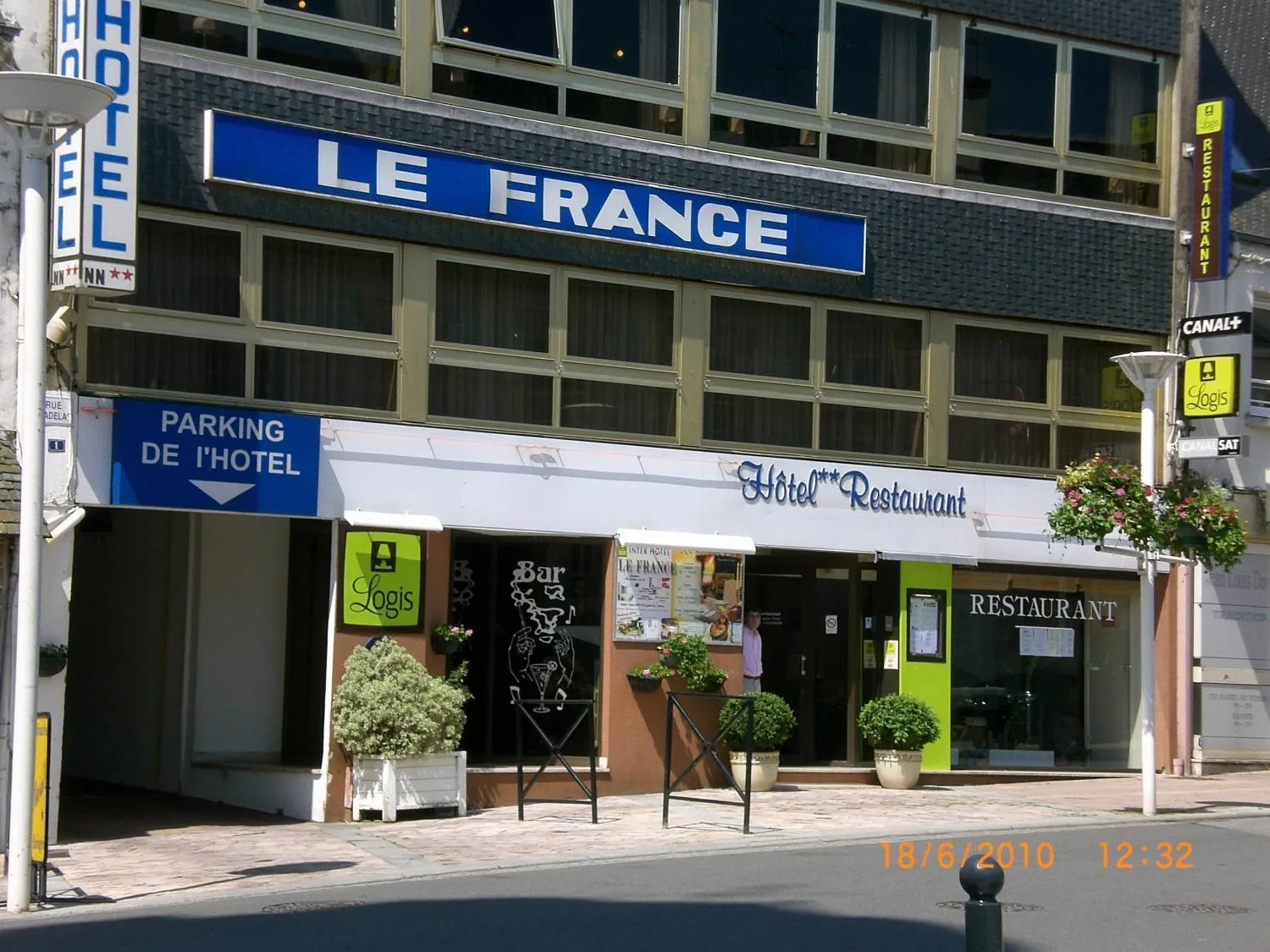 Facade/entrance in Le France