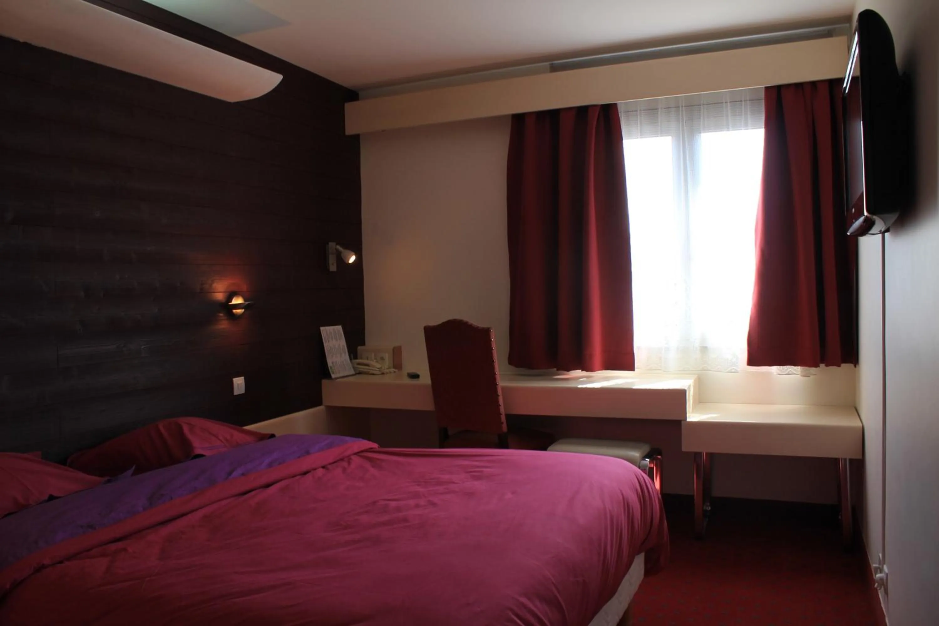 Bedroom, Bed in Le France