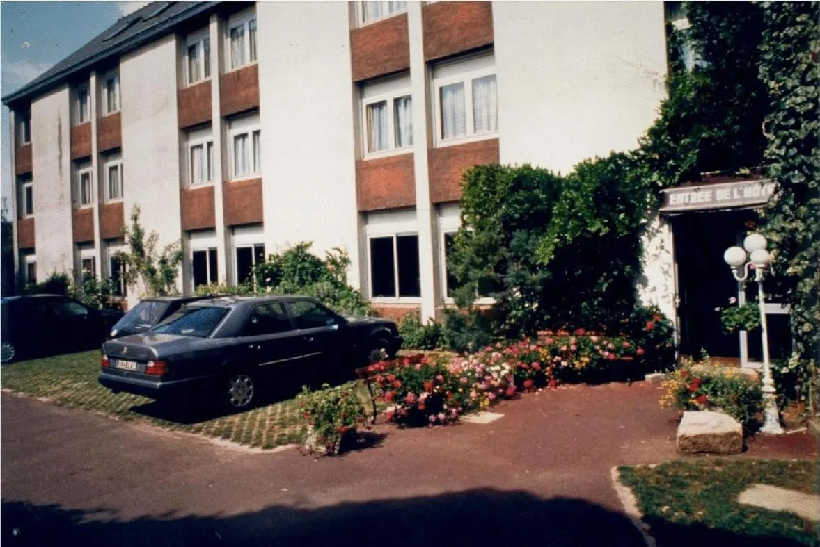 Facade/entrance in Le France
