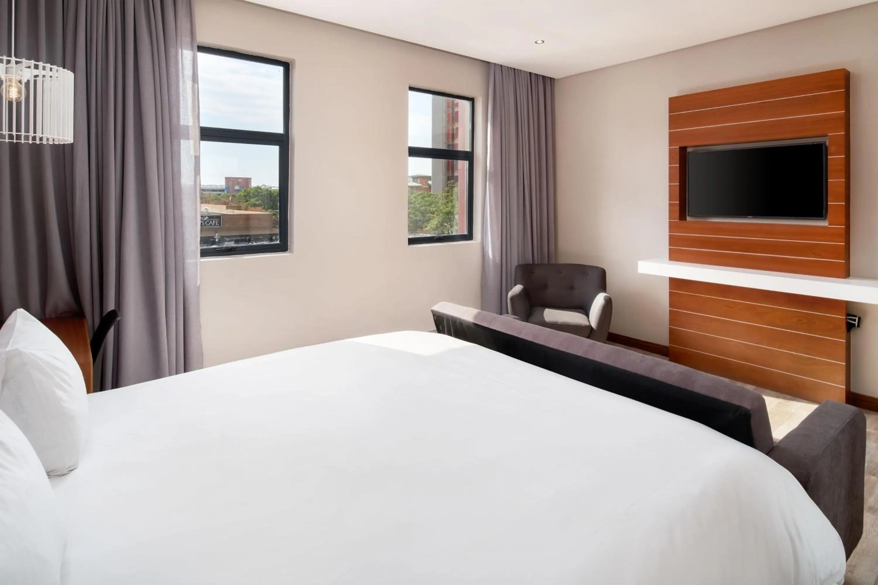 Photo of the whole room, Bed in Protea Hotel by Marriott Pretoria Hatfield