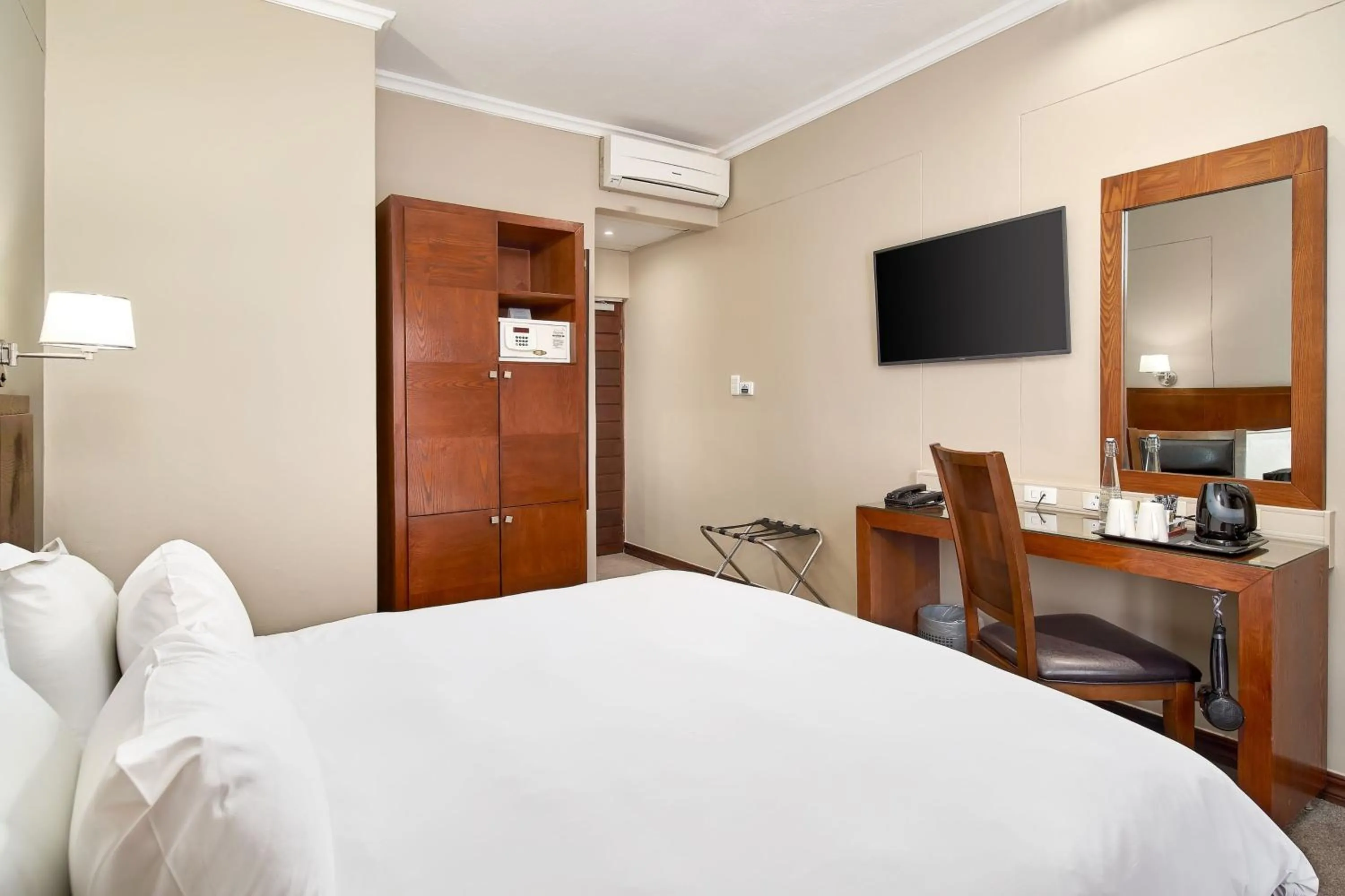 Photo of the whole room, Bed in Protea Hotel by Marriott Pretoria Hatfield