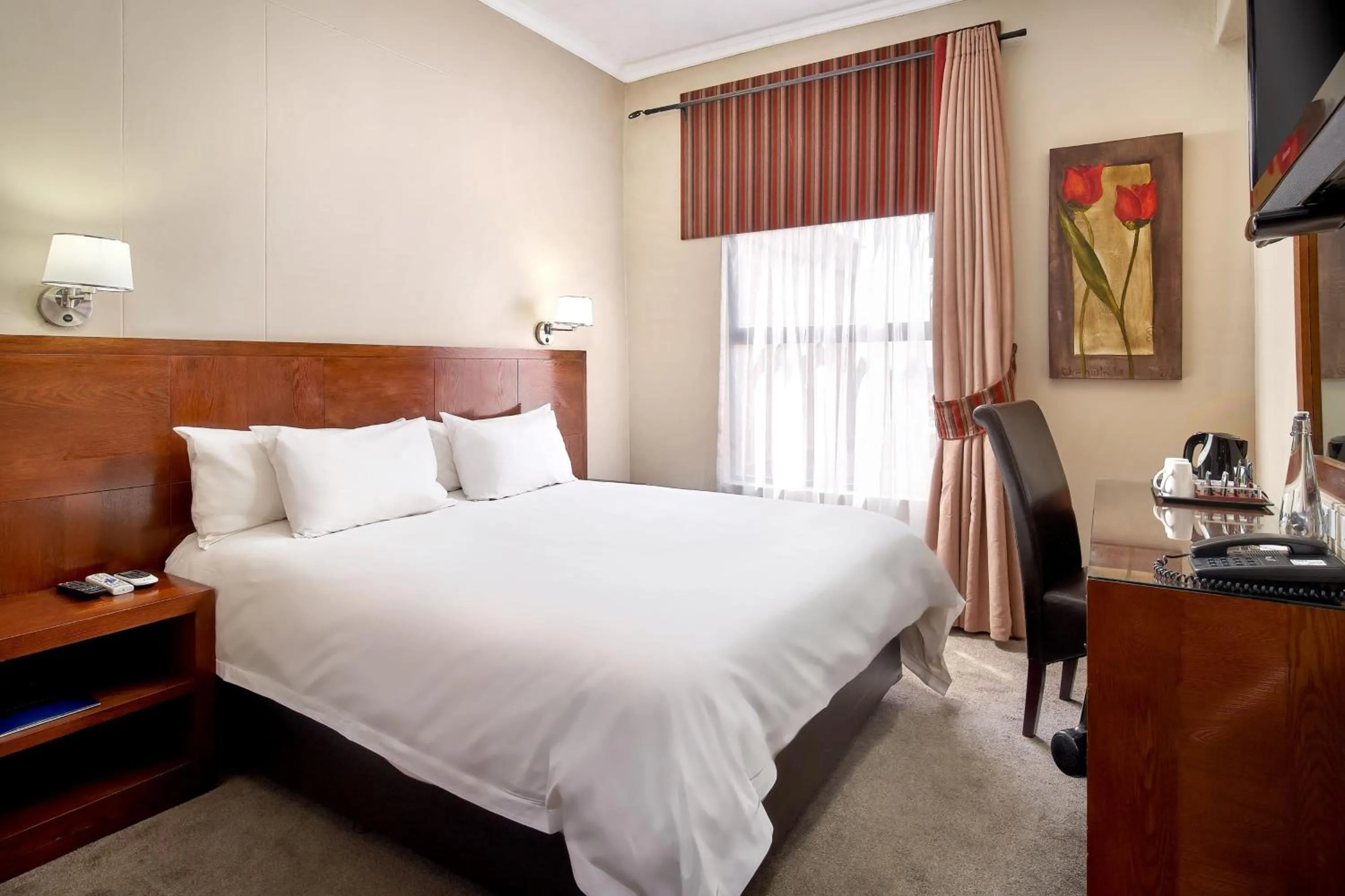 Photo of the whole room, Bed in Protea Hotel by Marriott Pretoria Hatfield