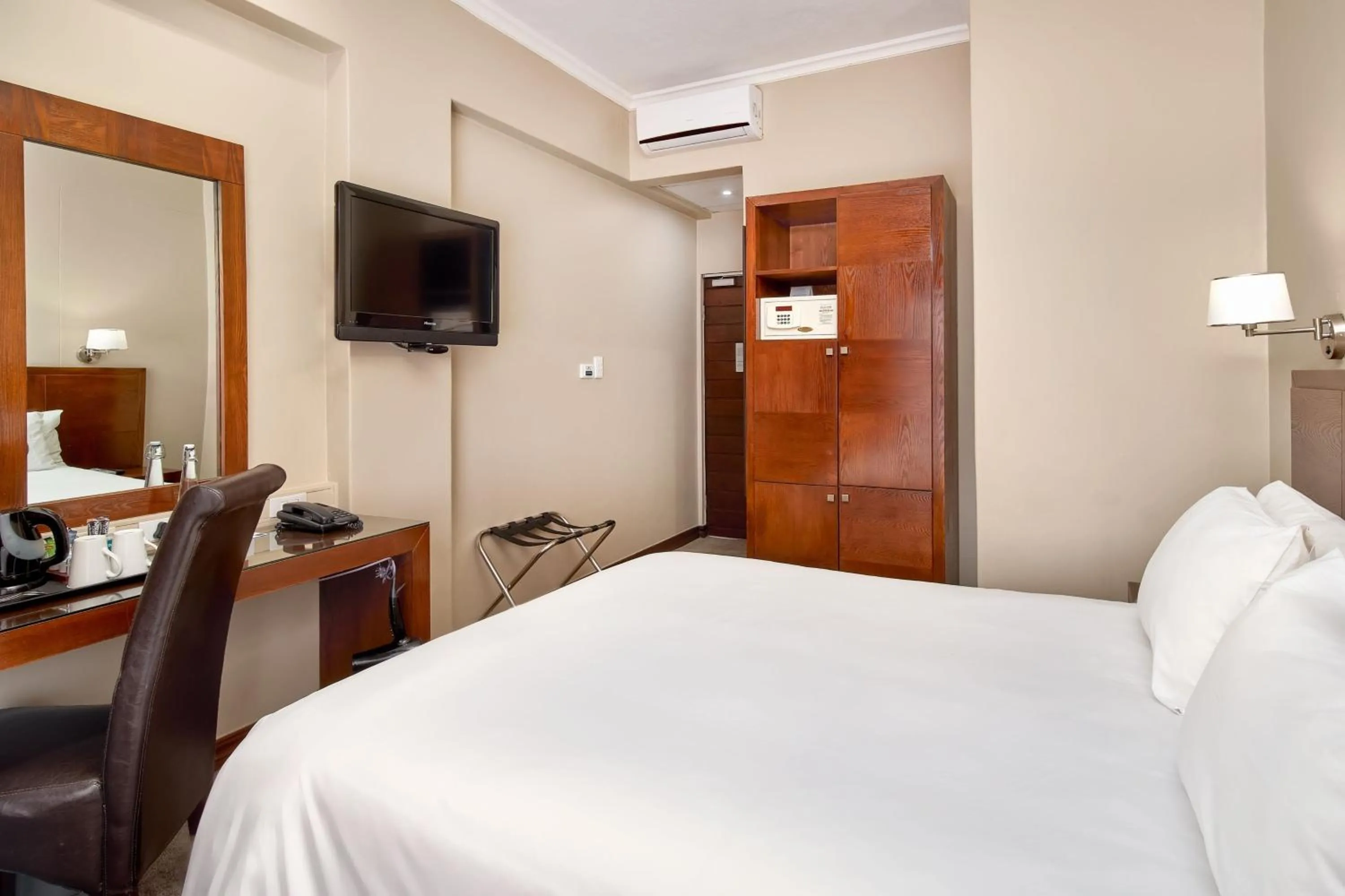 Photo of the whole room, Bed in Protea Hotel by Marriott Pretoria Hatfield