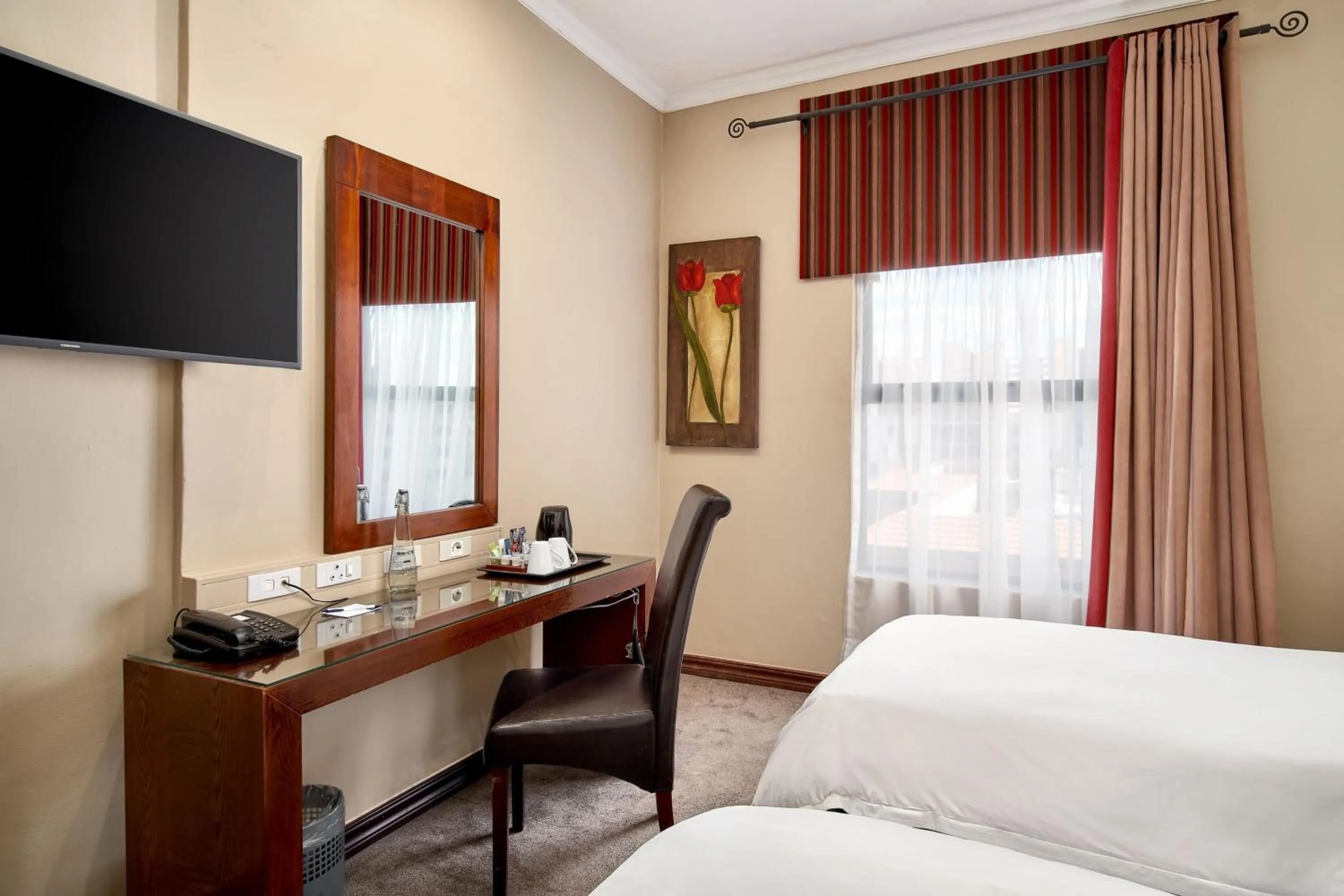 Photo of the whole room, Bed in Protea Hotel by Marriott Pretoria Hatfield