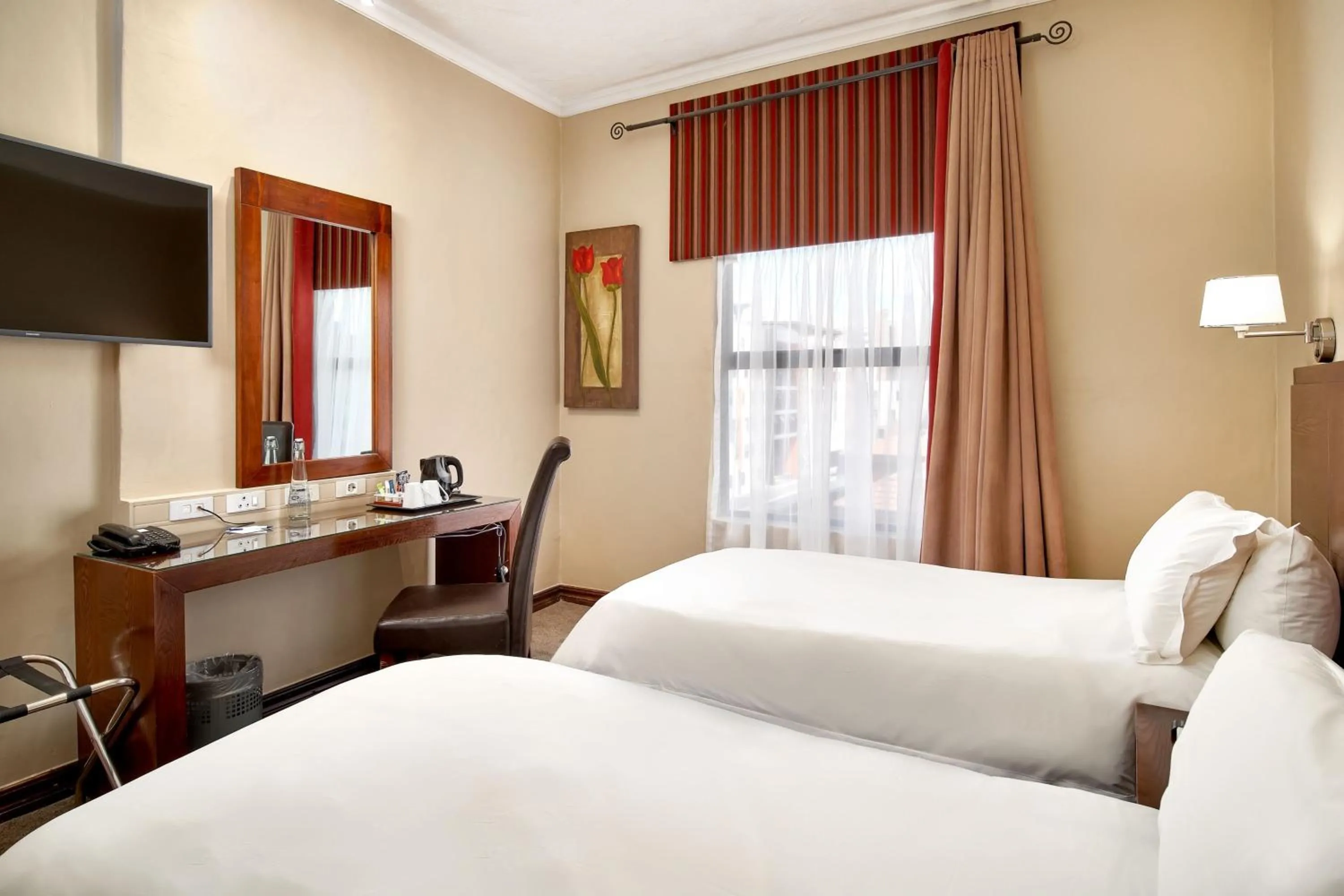 Photo of the whole room, Bed in Protea Hotel by Marriott Pretoria Hatfield