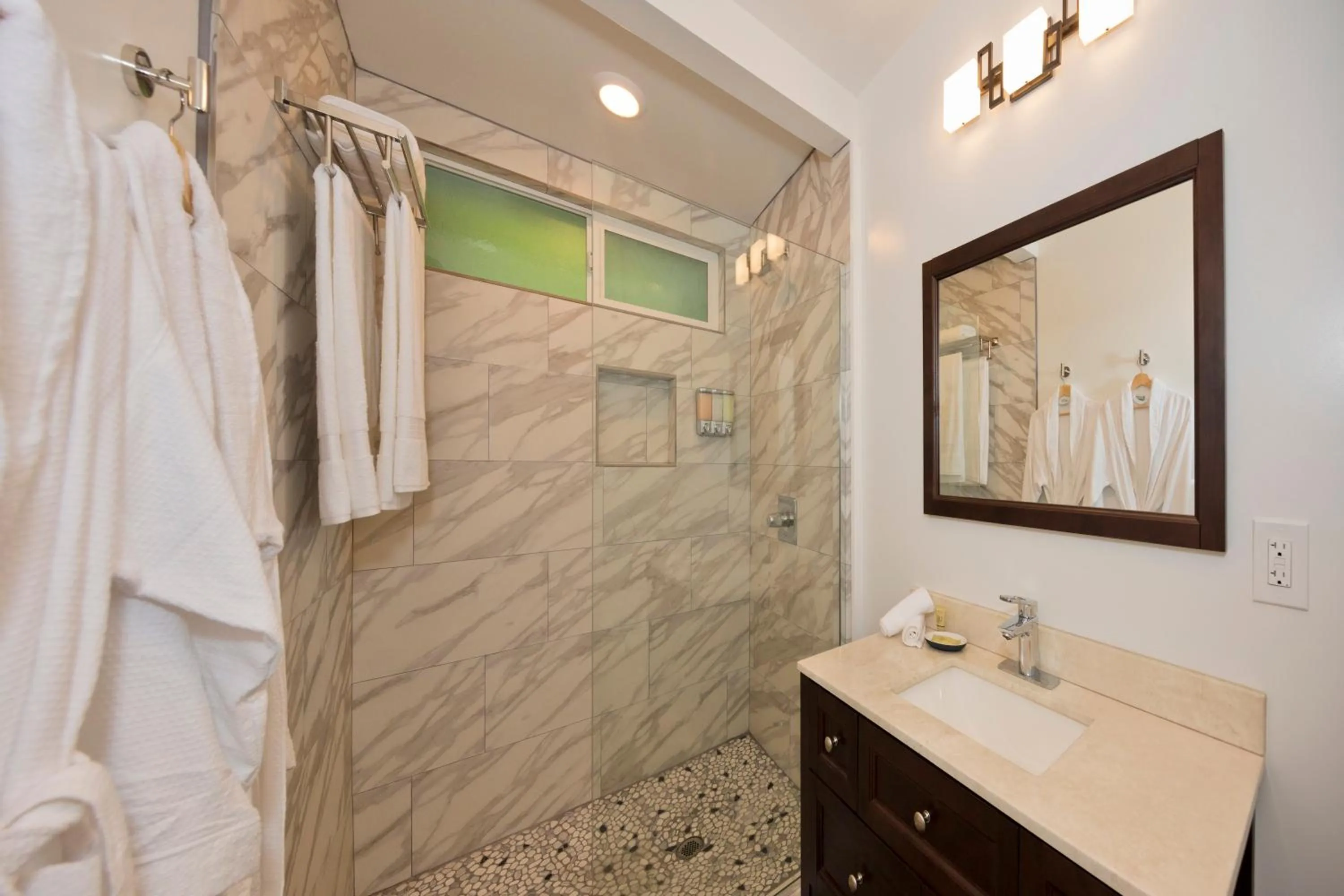 Shower in Hale 'Ohu Bed & Breakfast