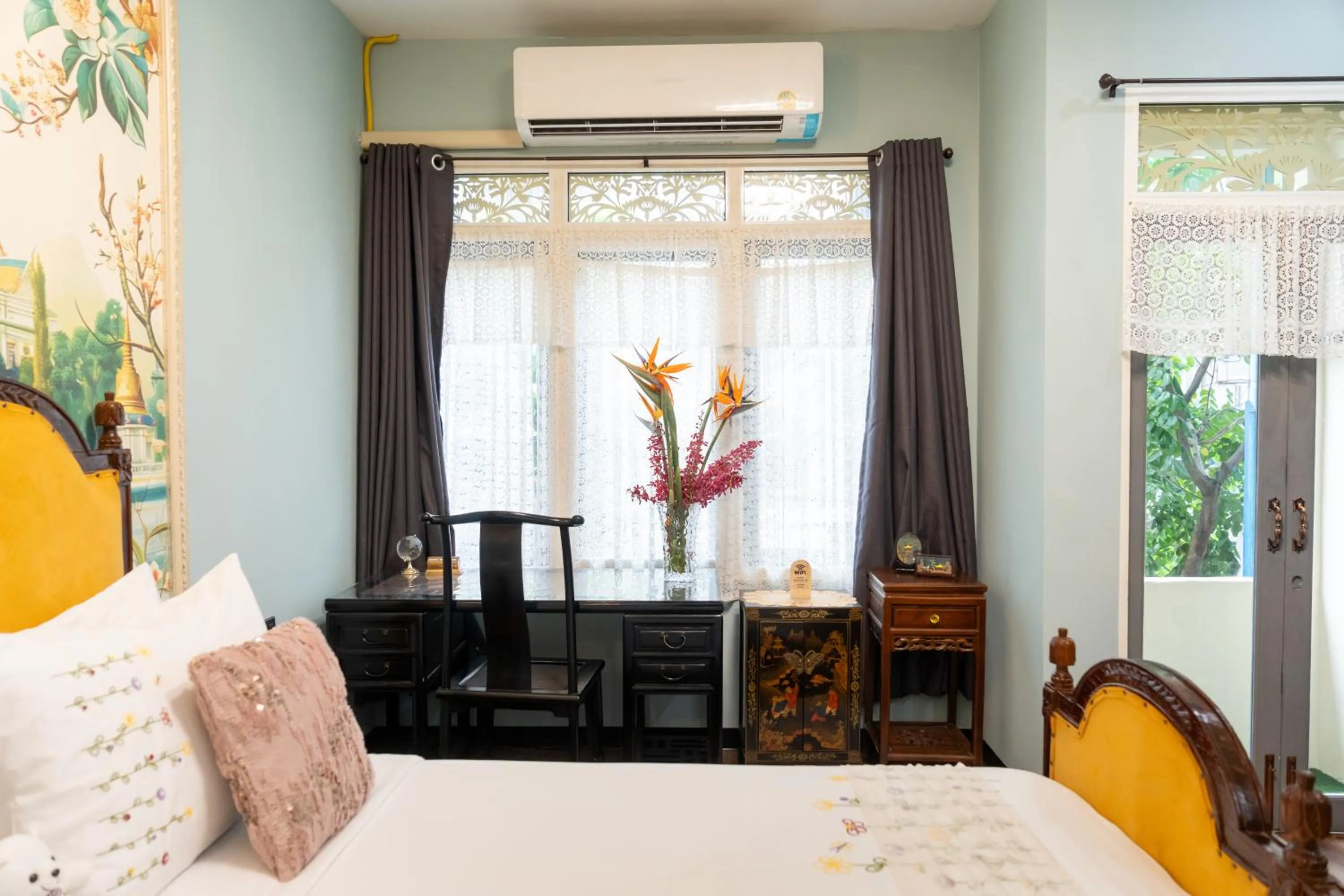 Seating area, Bed in The Unforgotten B&B