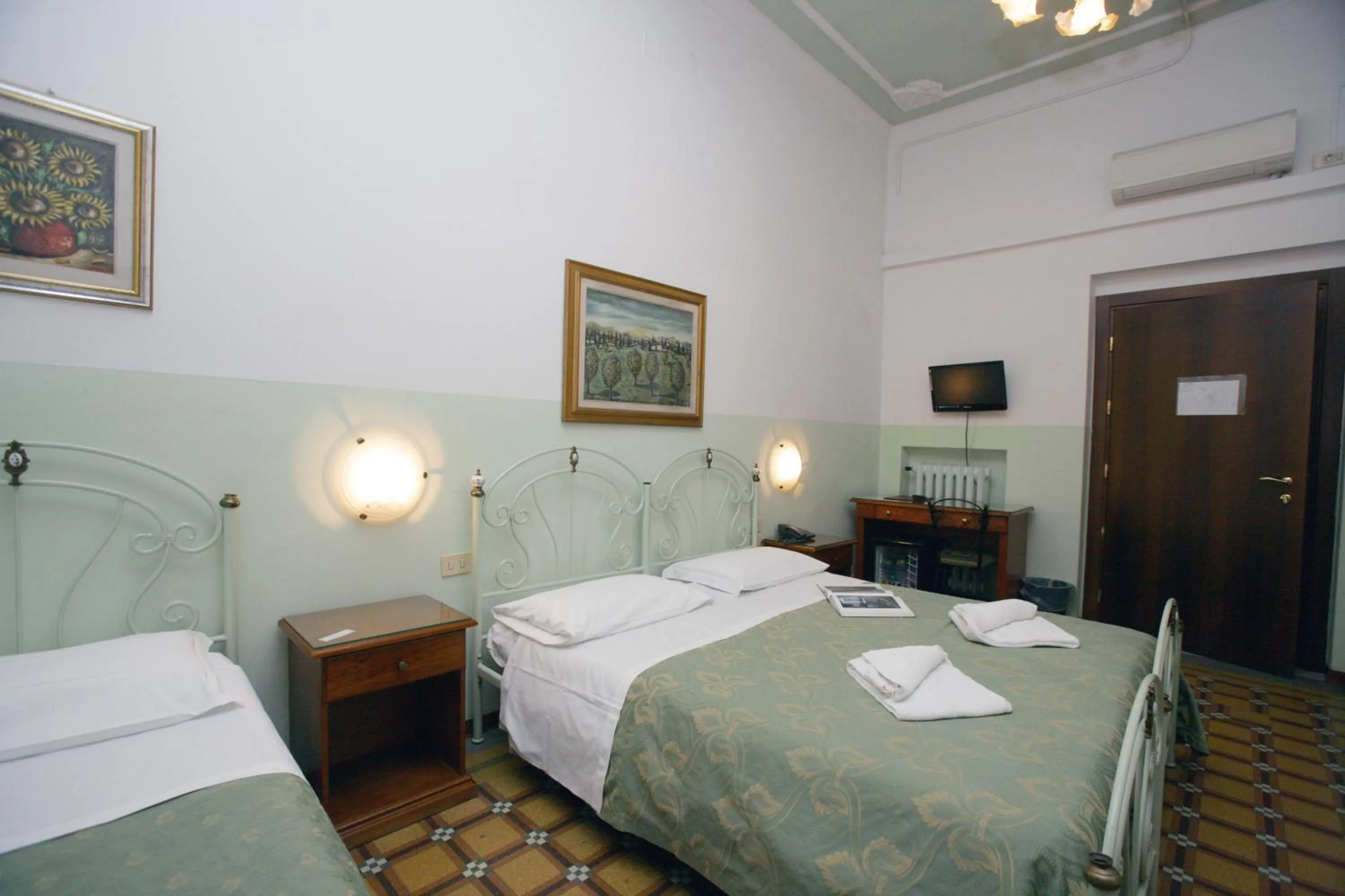 Photo of the whole room, Bed in Hotel Desirèe