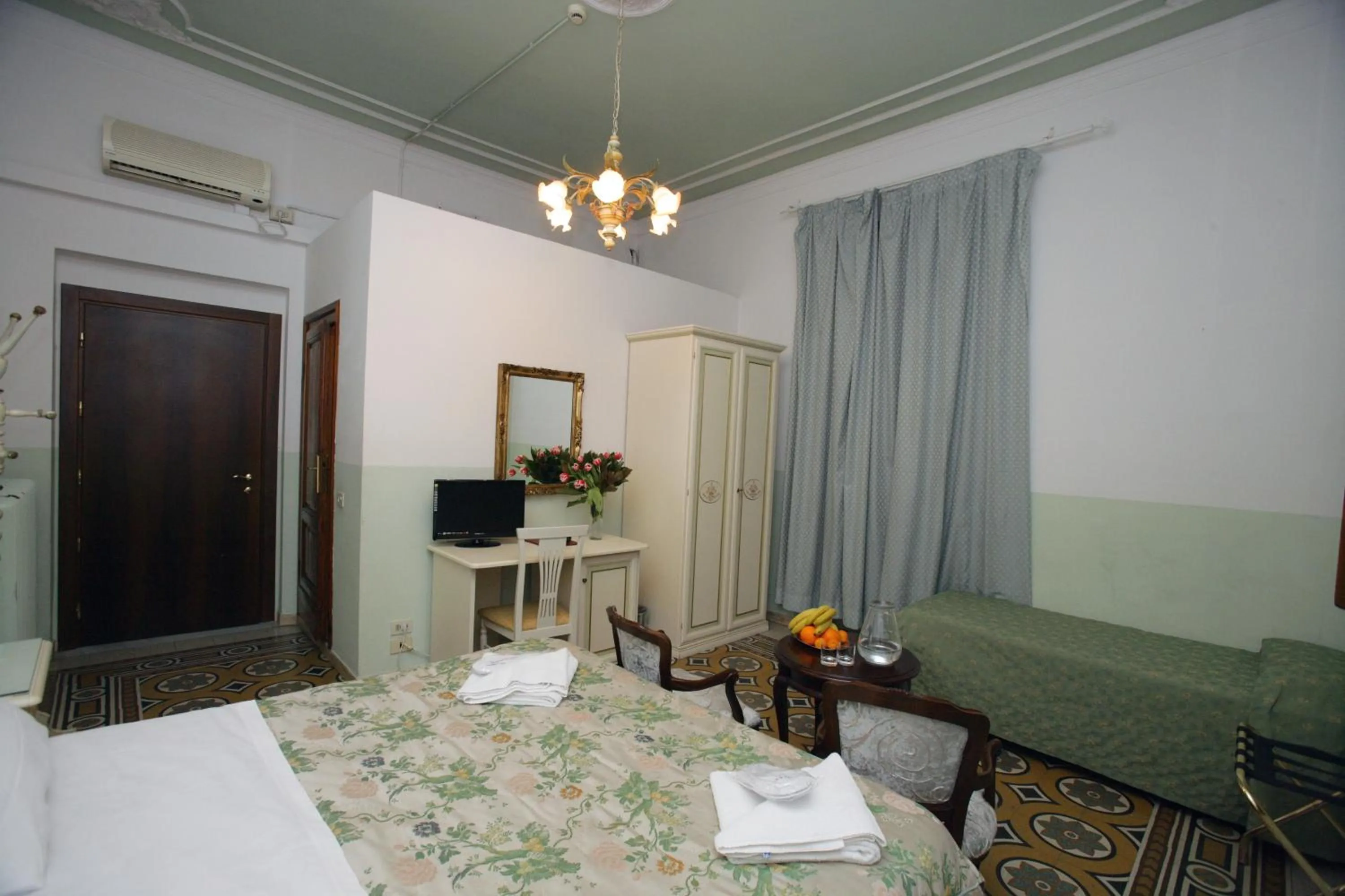 Photo of the whole room, Bed in Hotel Desirèe