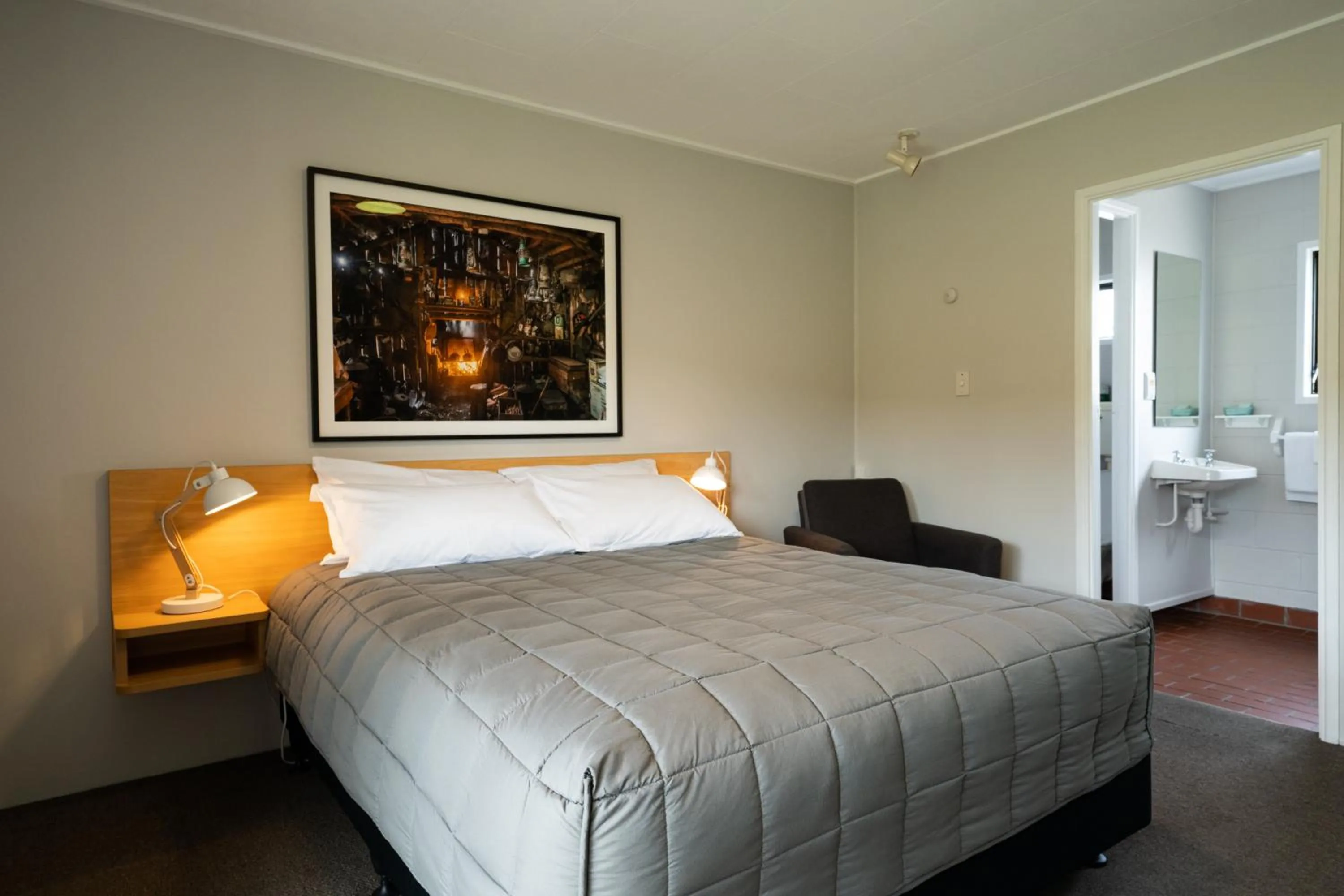 Photo of the whole room, Bed in Dawsons Hotel