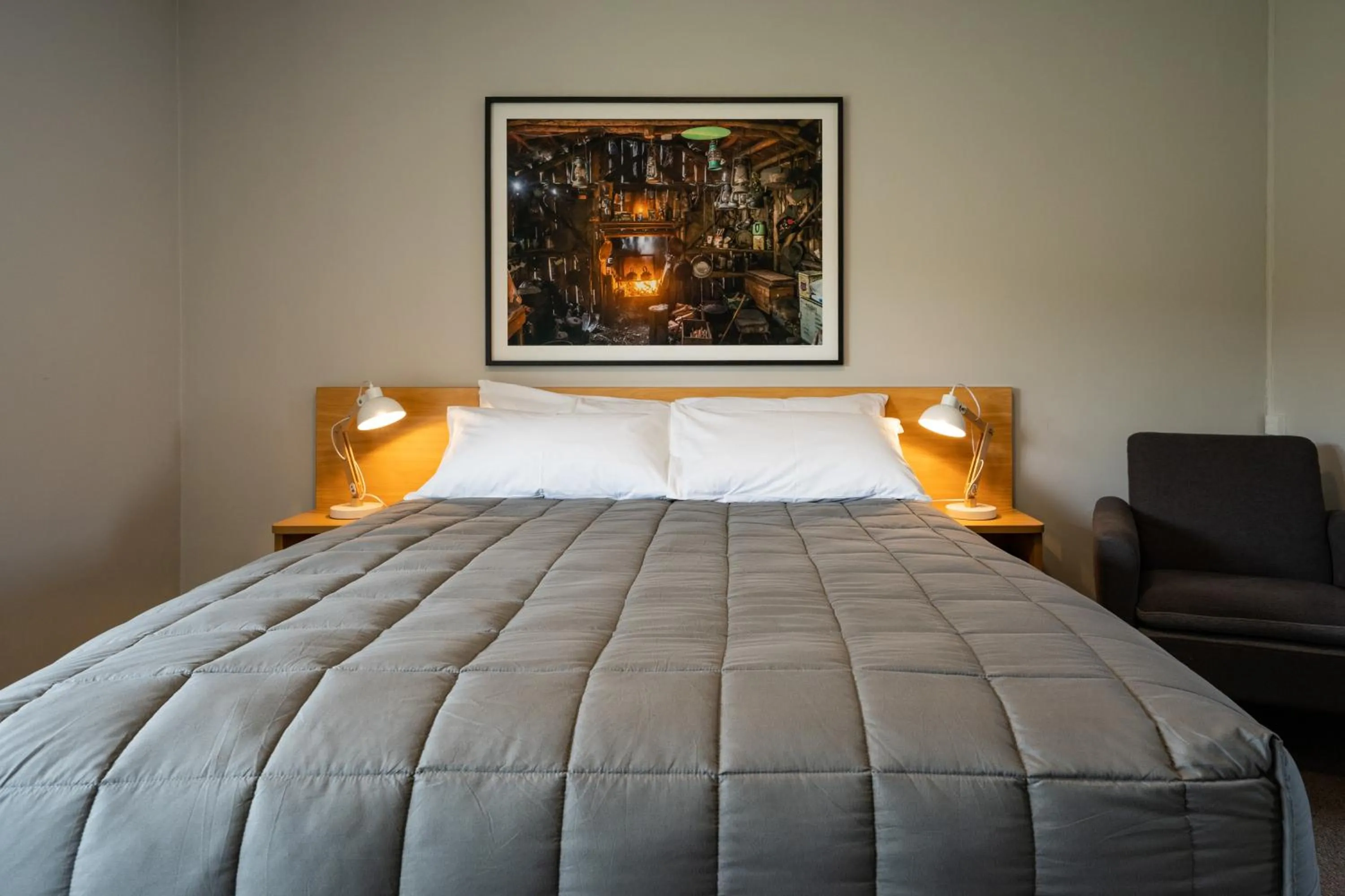 Photo of the whole room, Bed in Dawsons Hotel