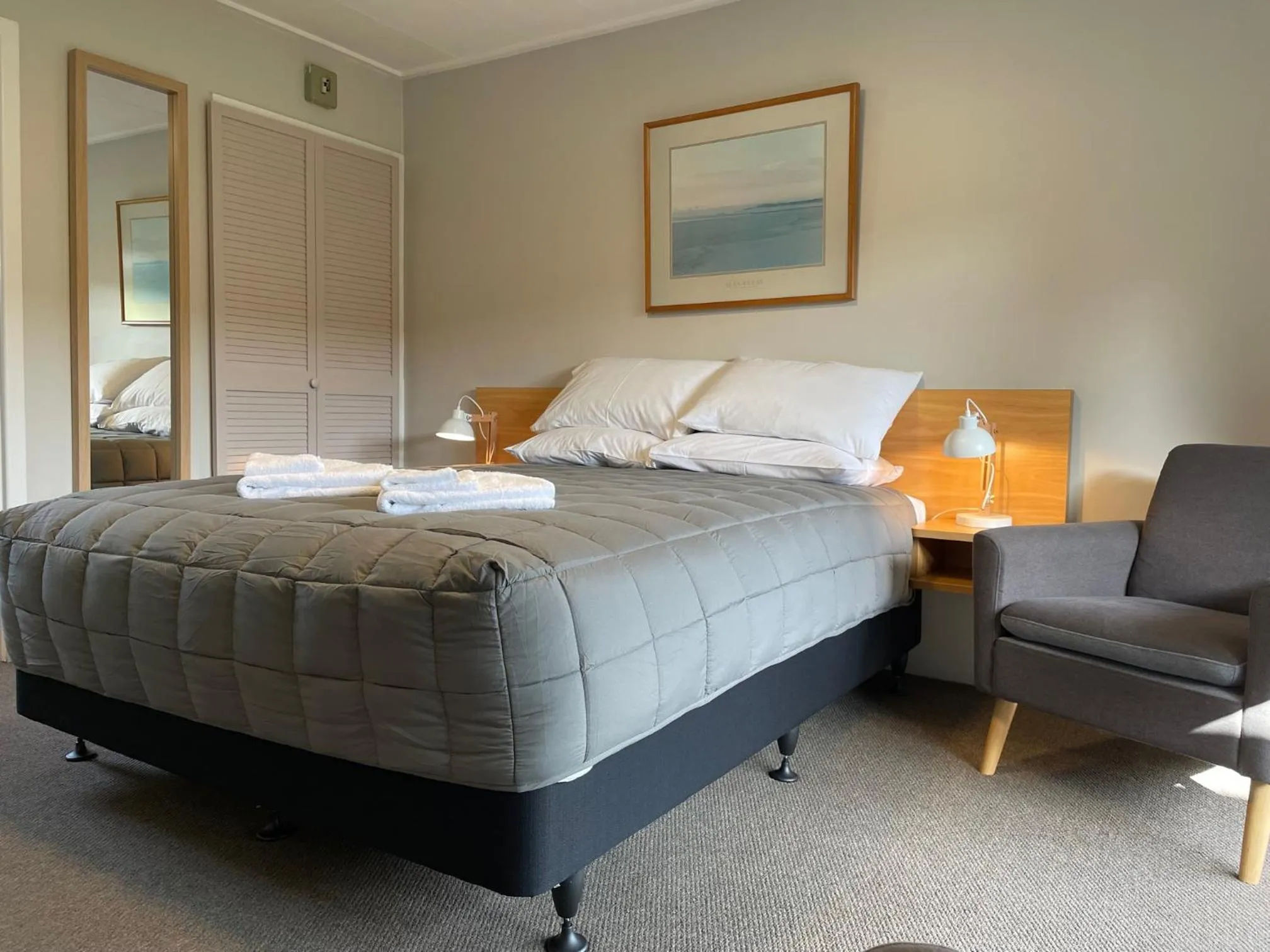 Photo of the whole room, Bed in Dawsons Hotel