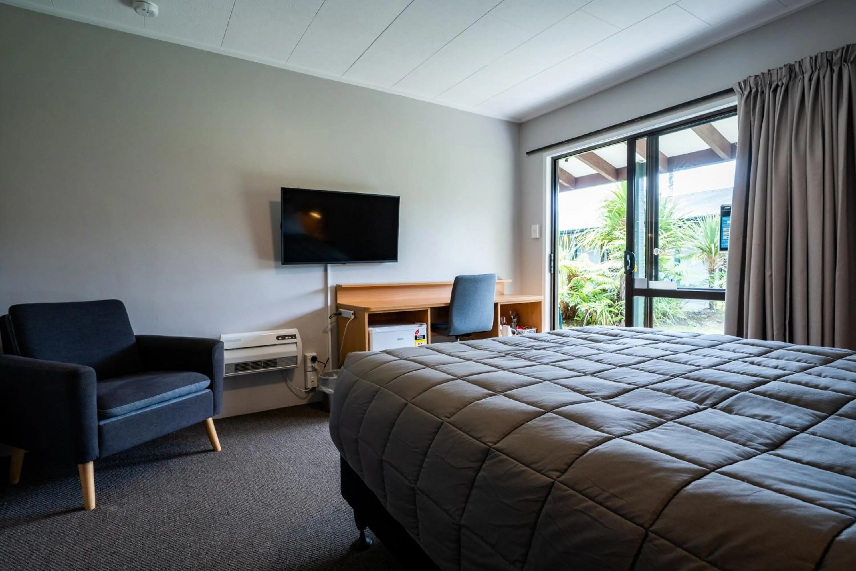 Photo of the whole room, Bed in Dawsons Hotel