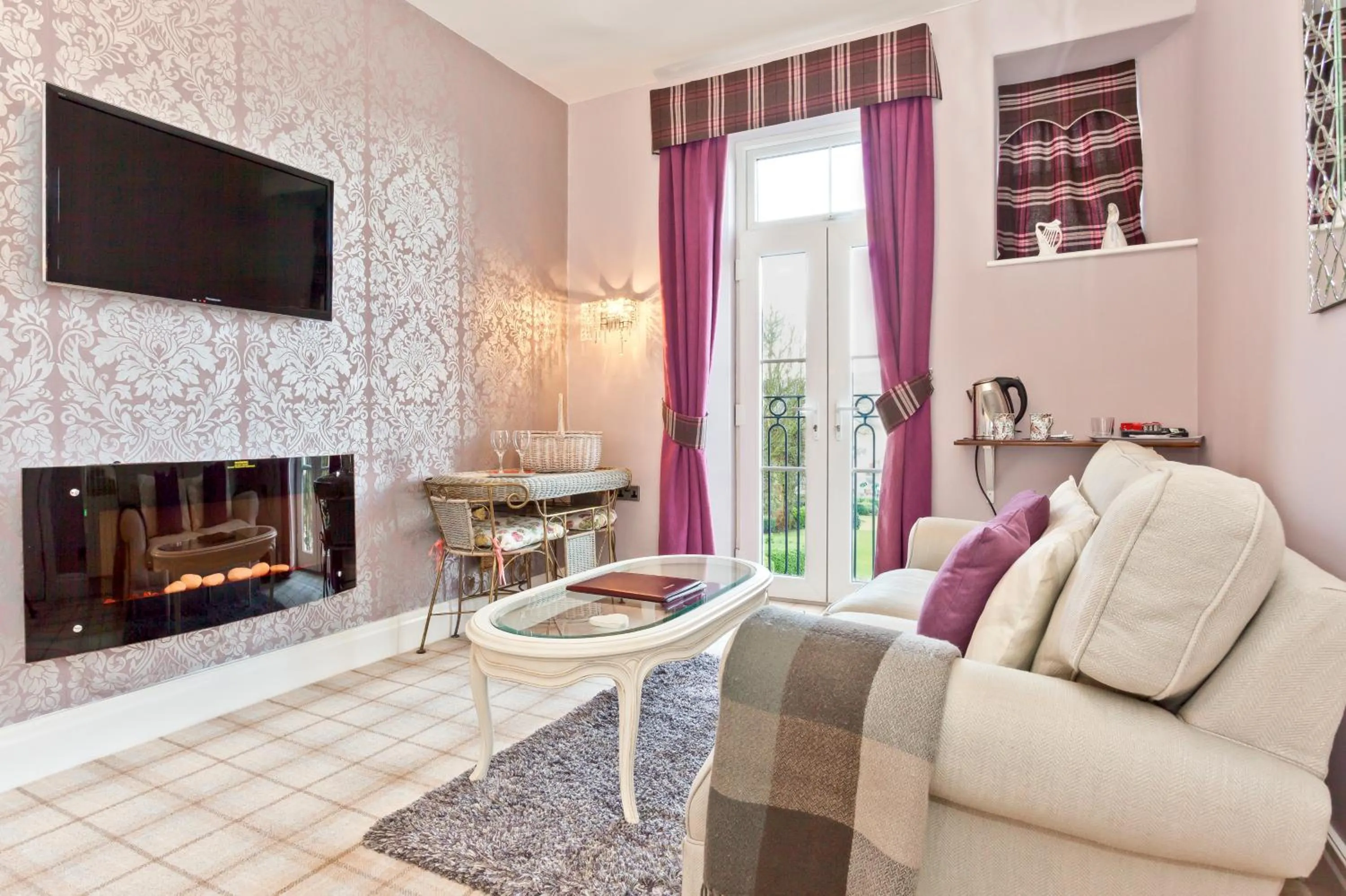 TV and multimedia in Bowness Bay Suites