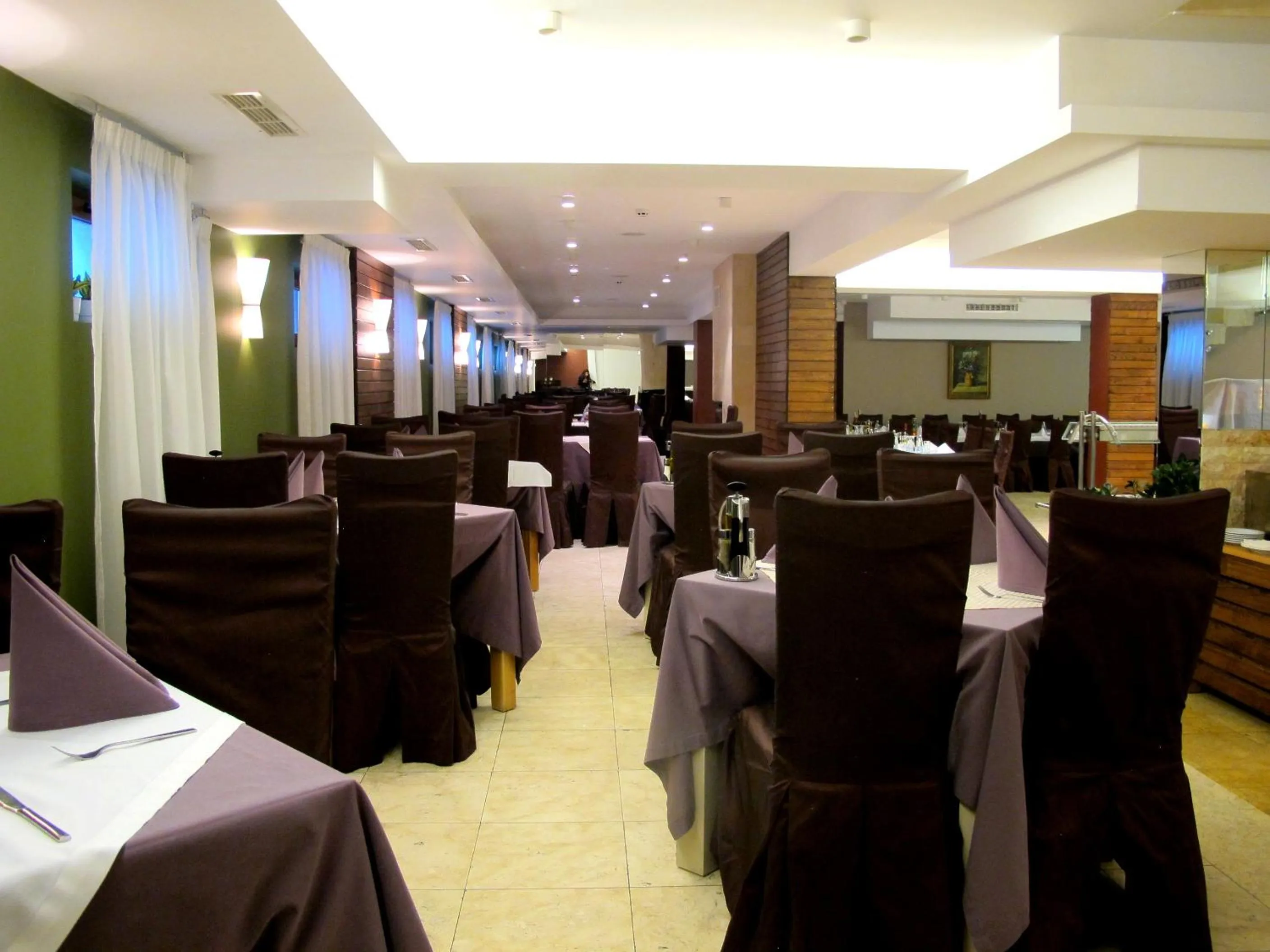 Restaurant/places to eat in Radina's Way Hotel