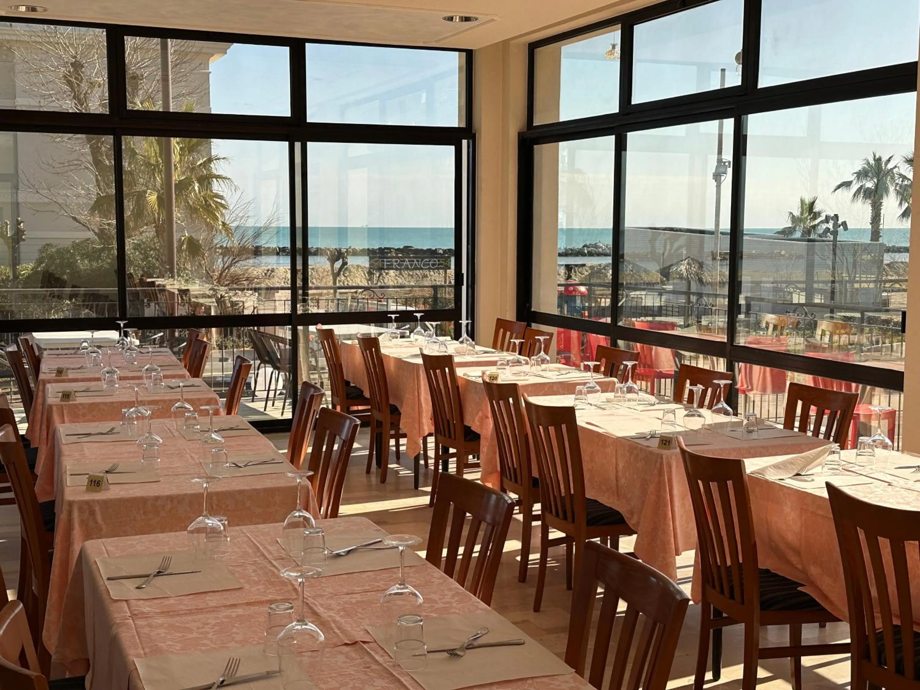 Restaurant/places to eat in Hotel Alcazar