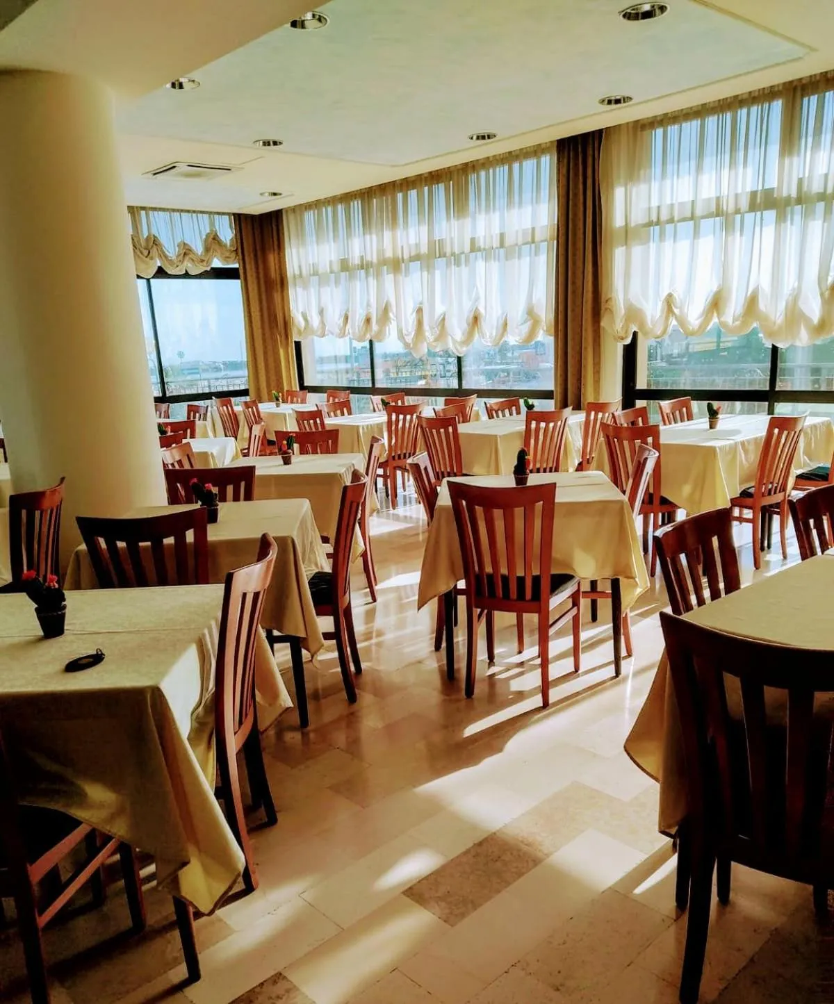 Restaurant/places to eat in Hotel Alcazar