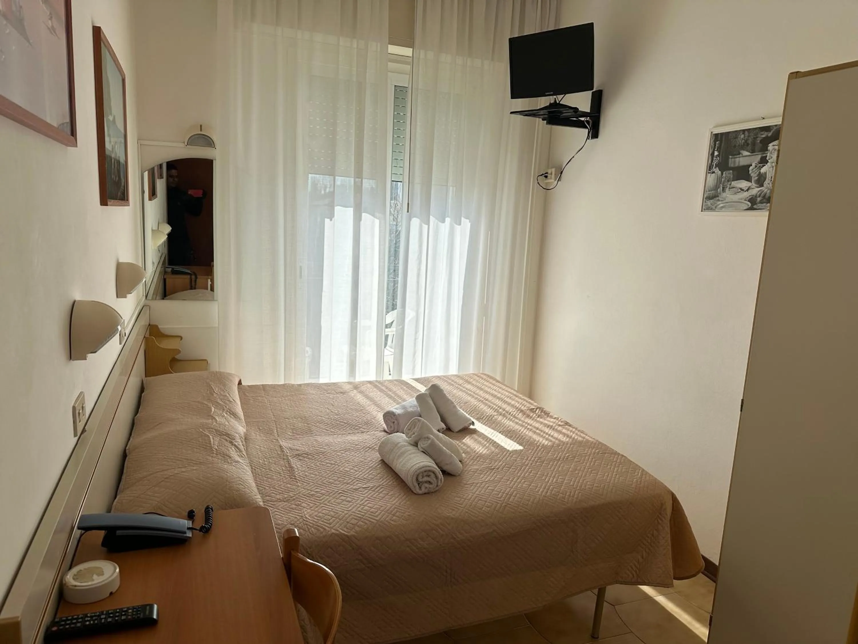 Photo of the whole room, Bed in Hotel Alcazar