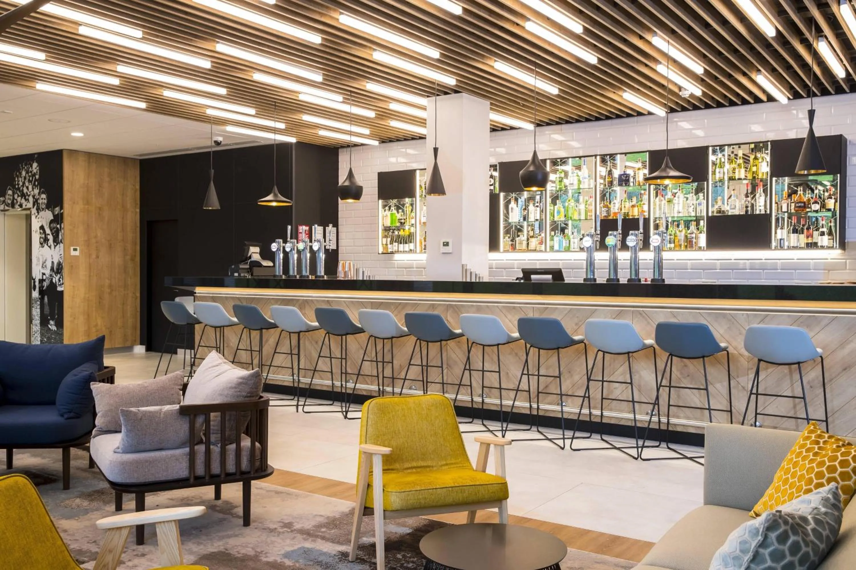 Lounge or bar in Courtyard by Marriott Edinburgh West
