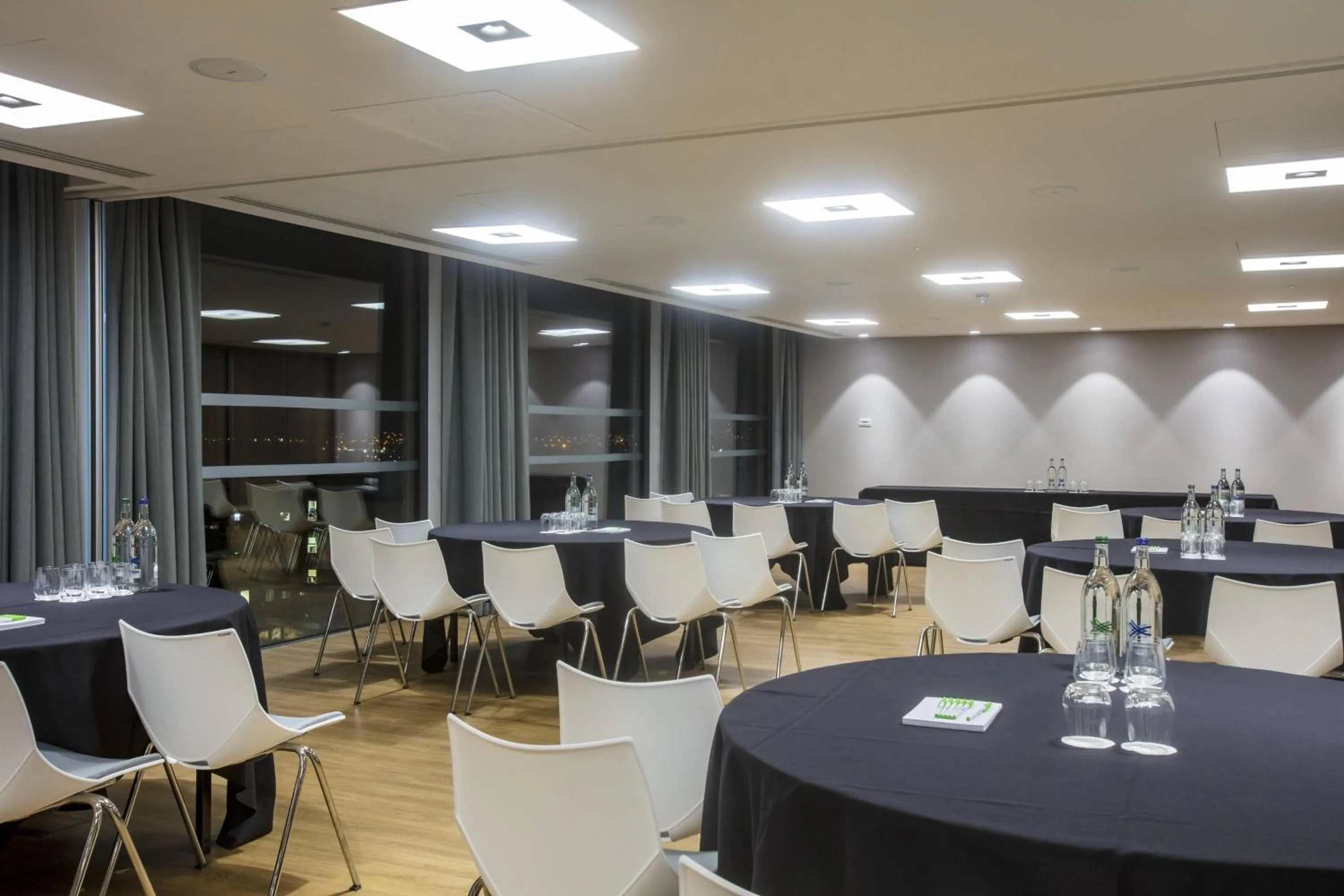 Lounge or bar in Courtyard by Marriott Edinburgh West