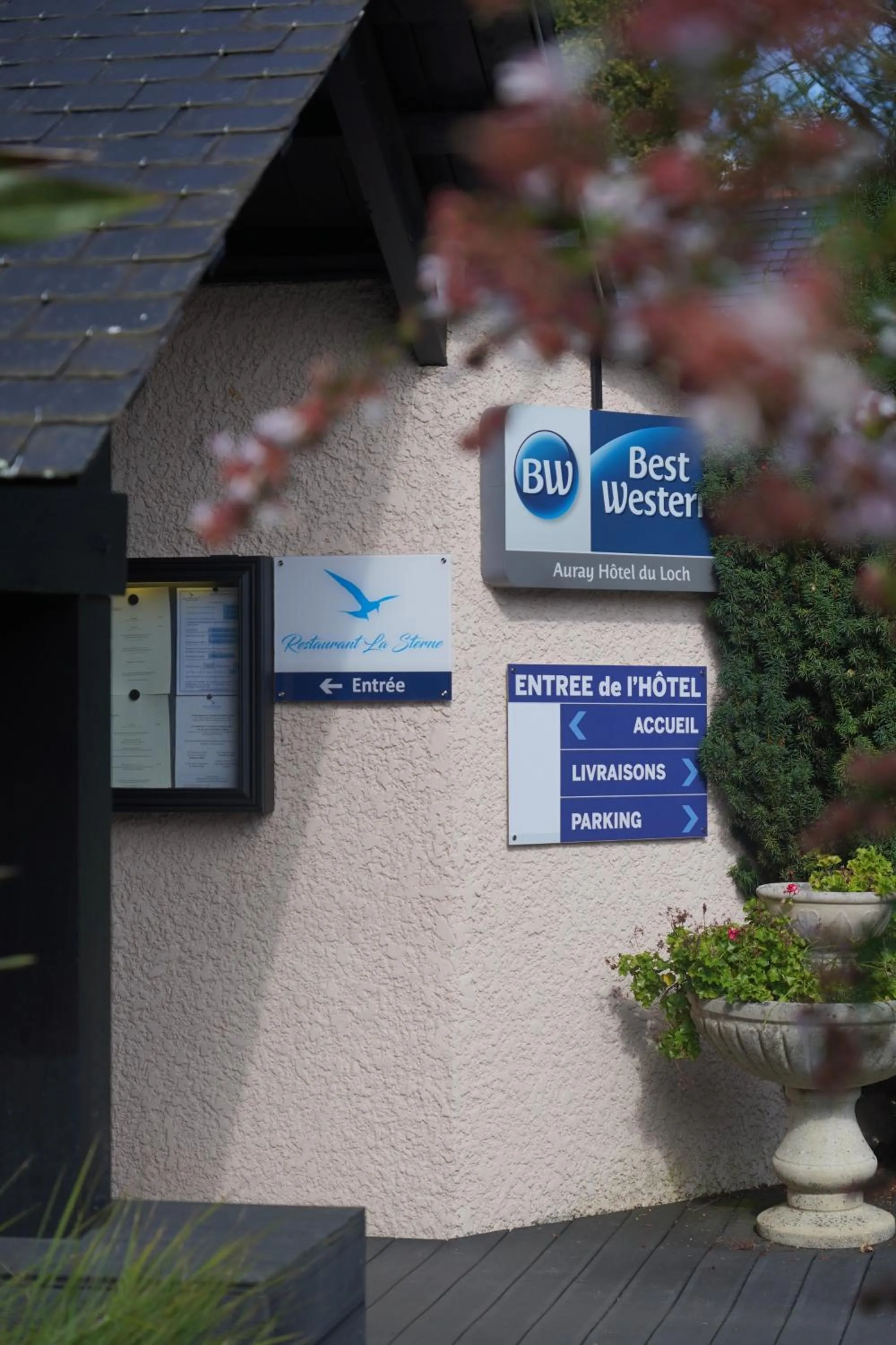 Property building in Best Western Auray le Loch