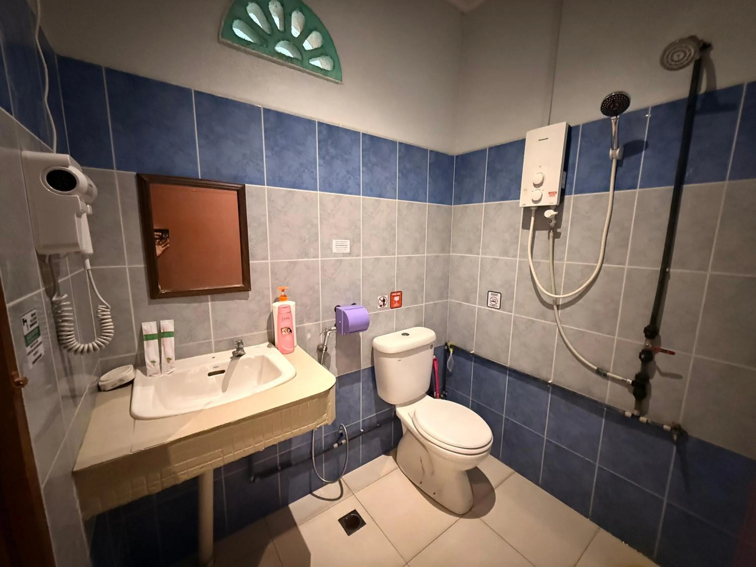 Shower in RTMS Guesthouse Semporna