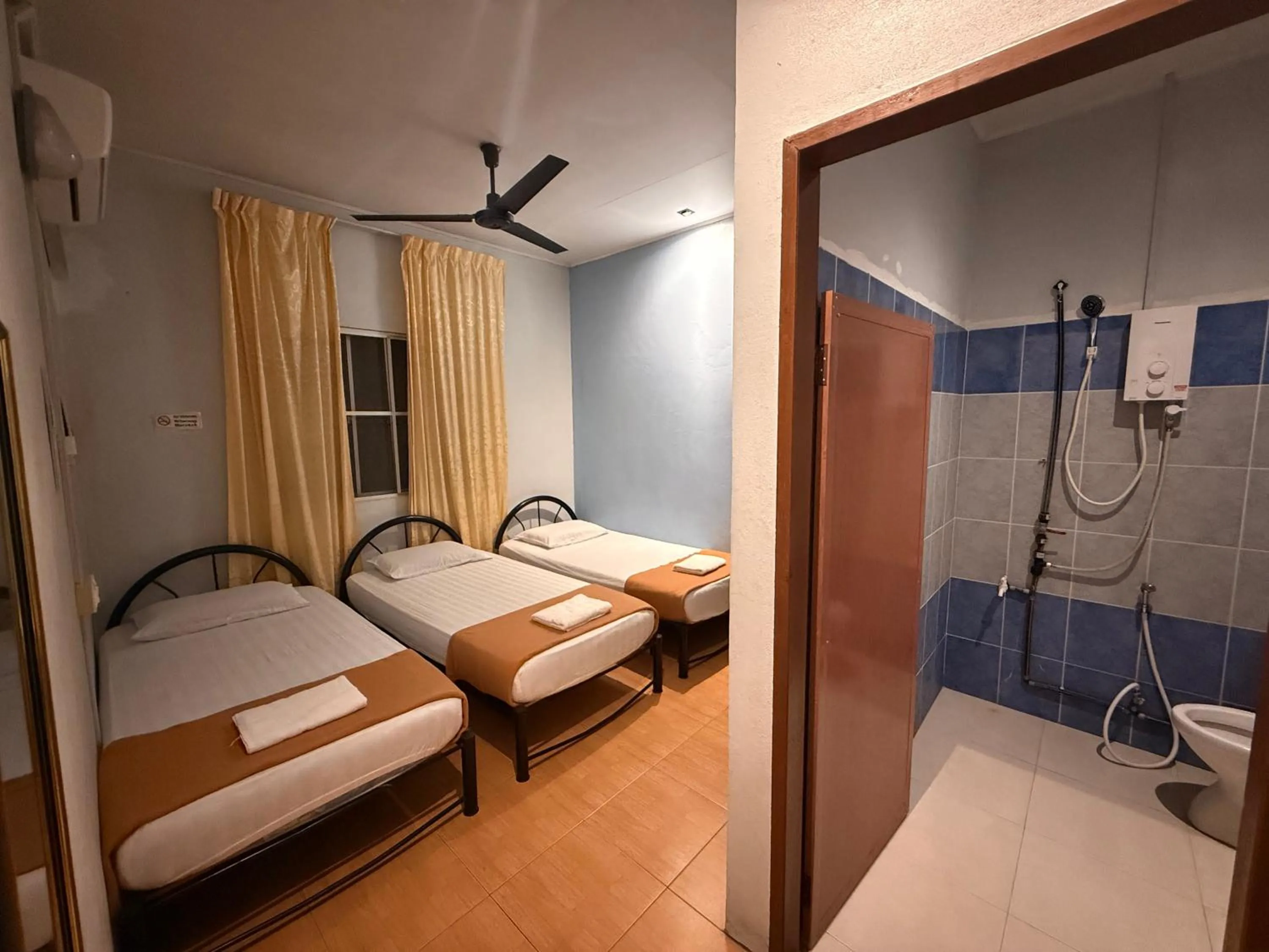 Shower, Bed in RTMS Guesthouse Semporna