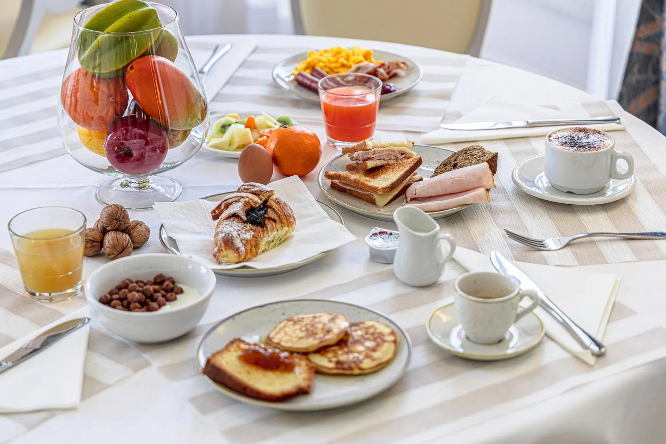 Continental breakfast in Hotel De La Ville