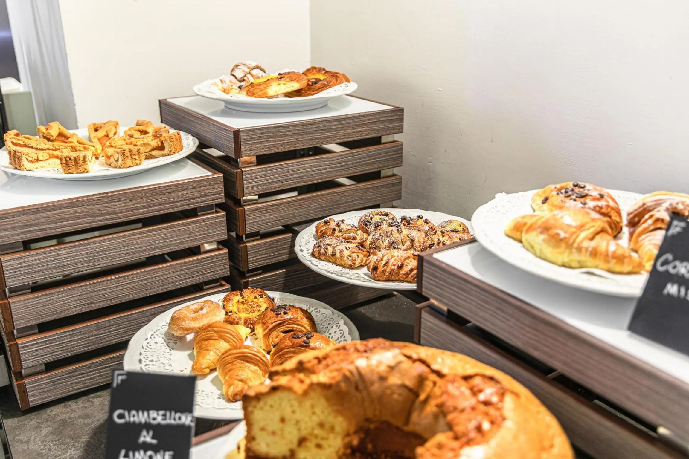 Buffet breakfast in Hotel De La Ville