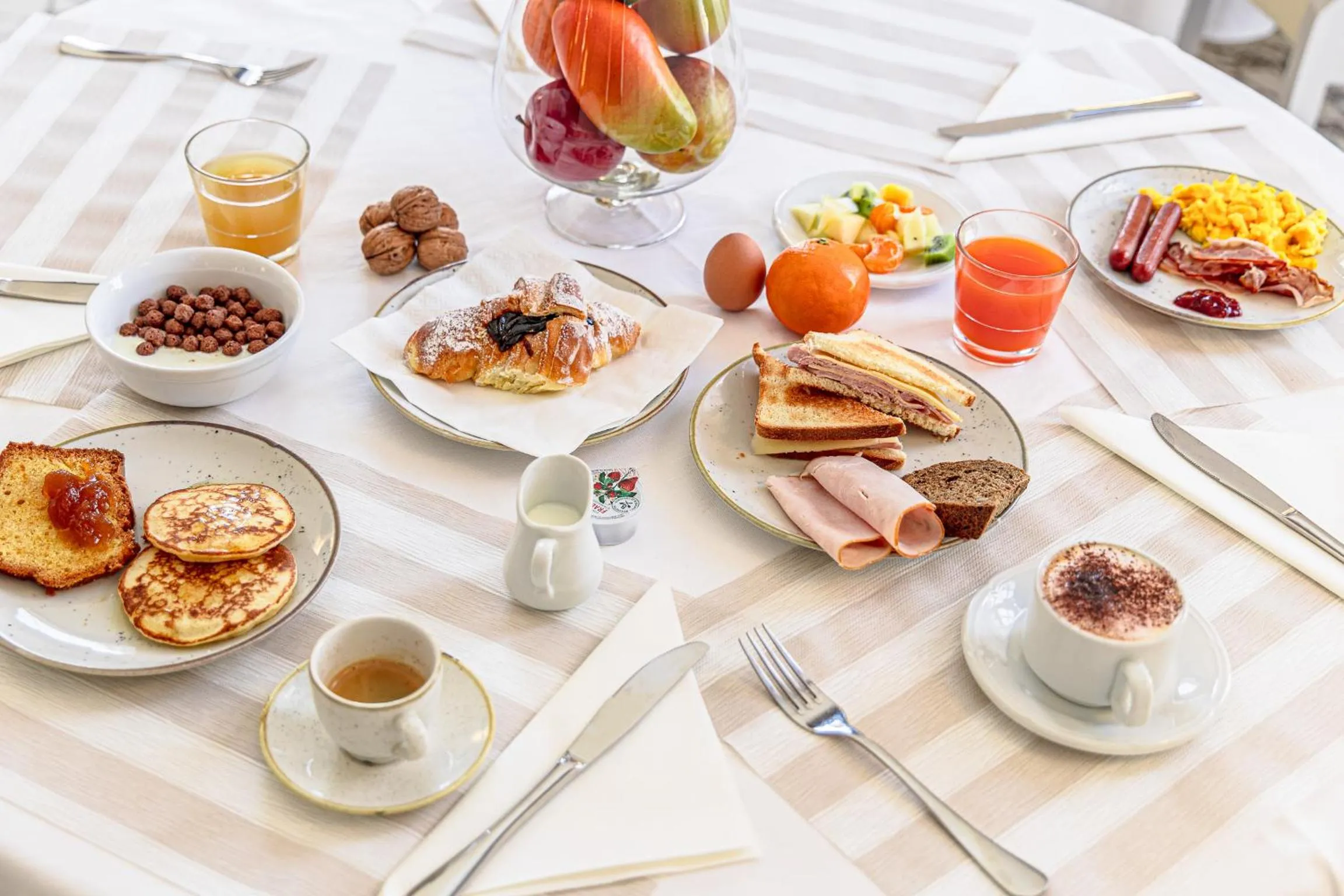 Continental breakfast in Hotel De La Ville