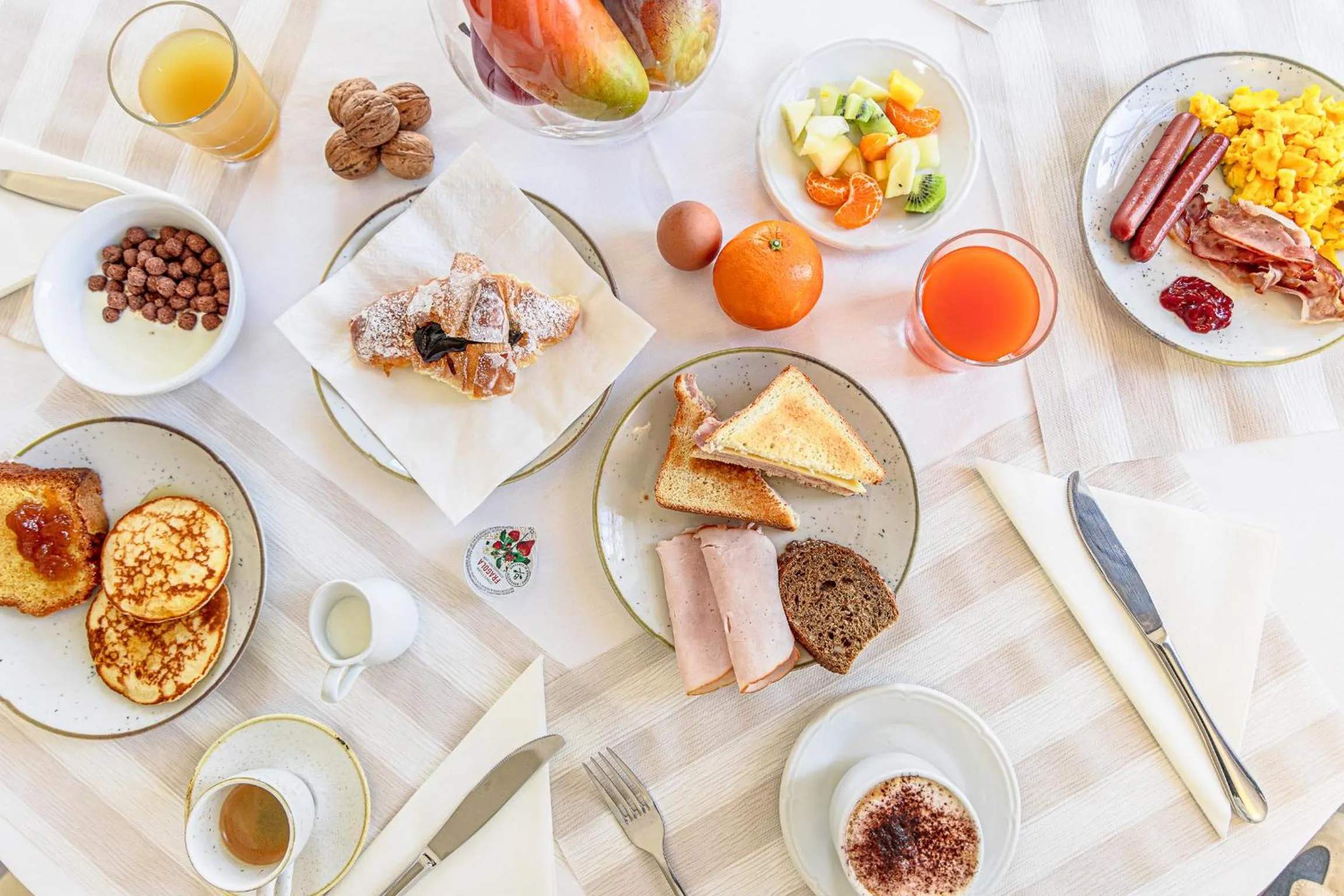 Continental breakfast in Hotel De La Ville