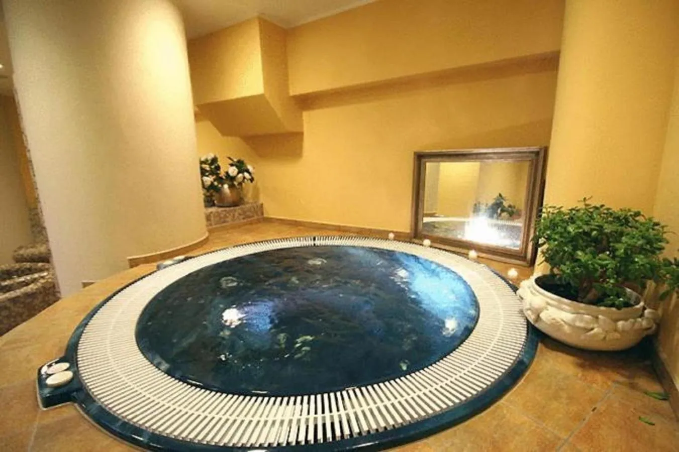 Hot Tub in Hotel La Meridiana