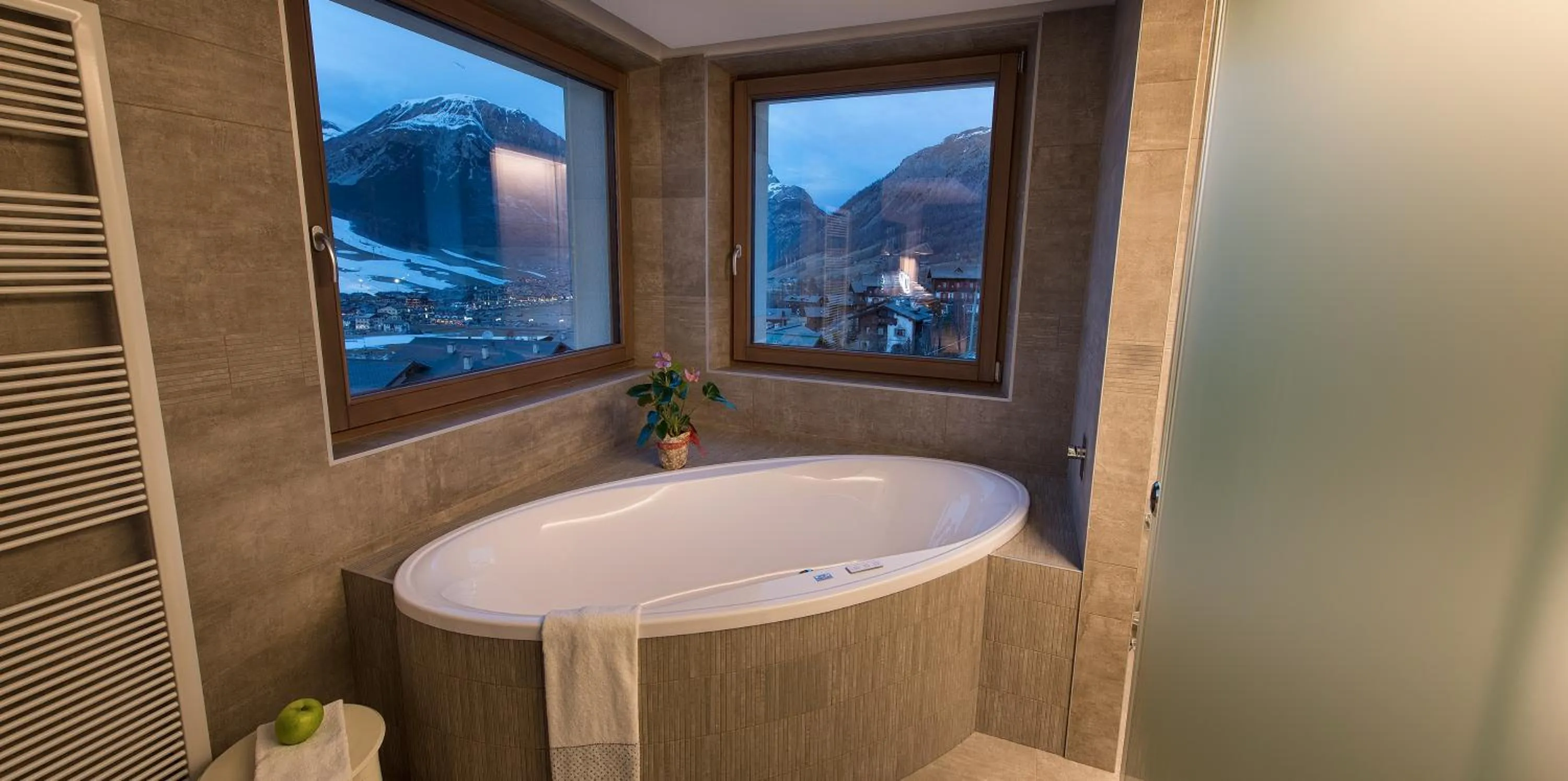 Hot Tub in Hotel Baita Montana