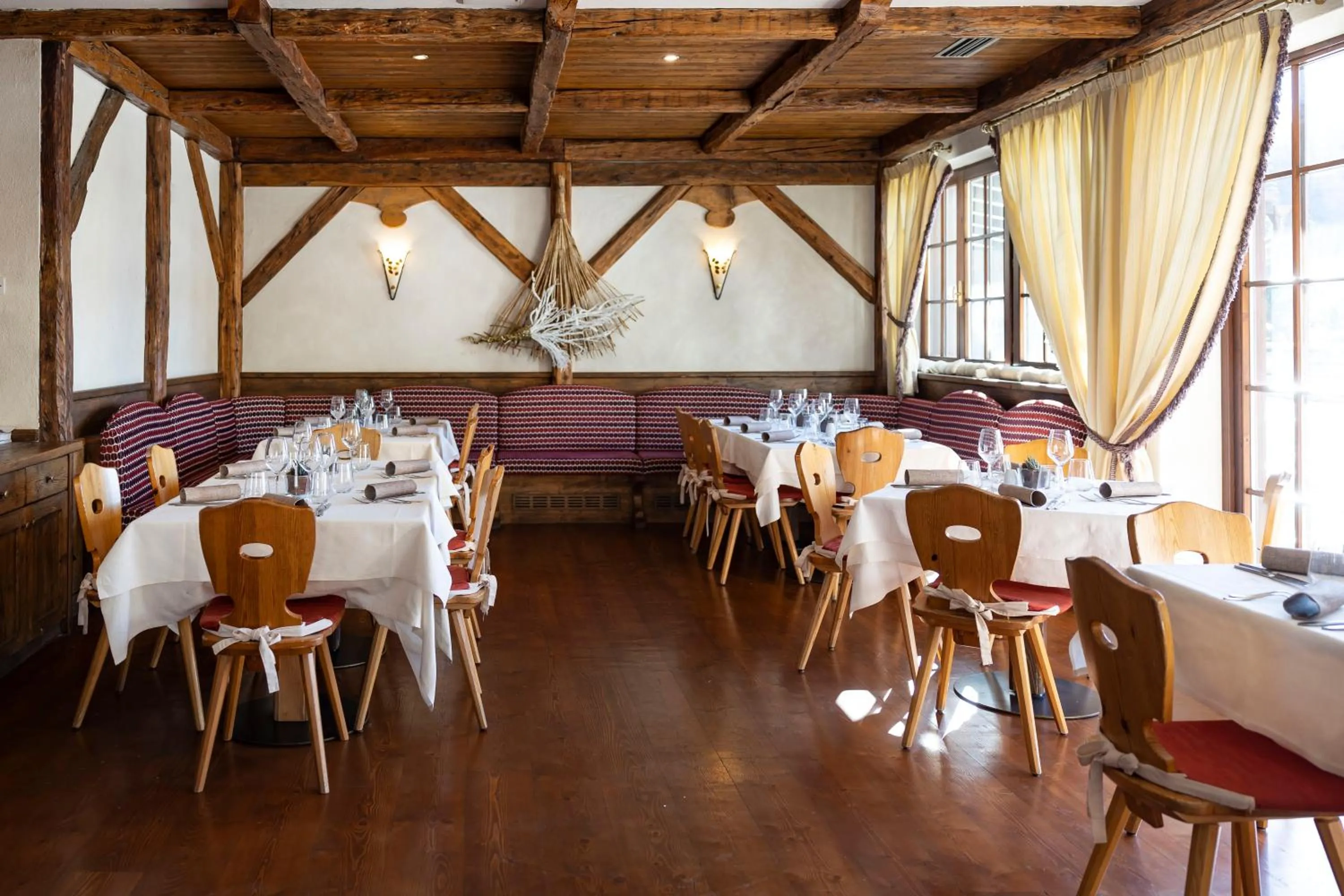 Restaurant/places to eat in Golf Hotel