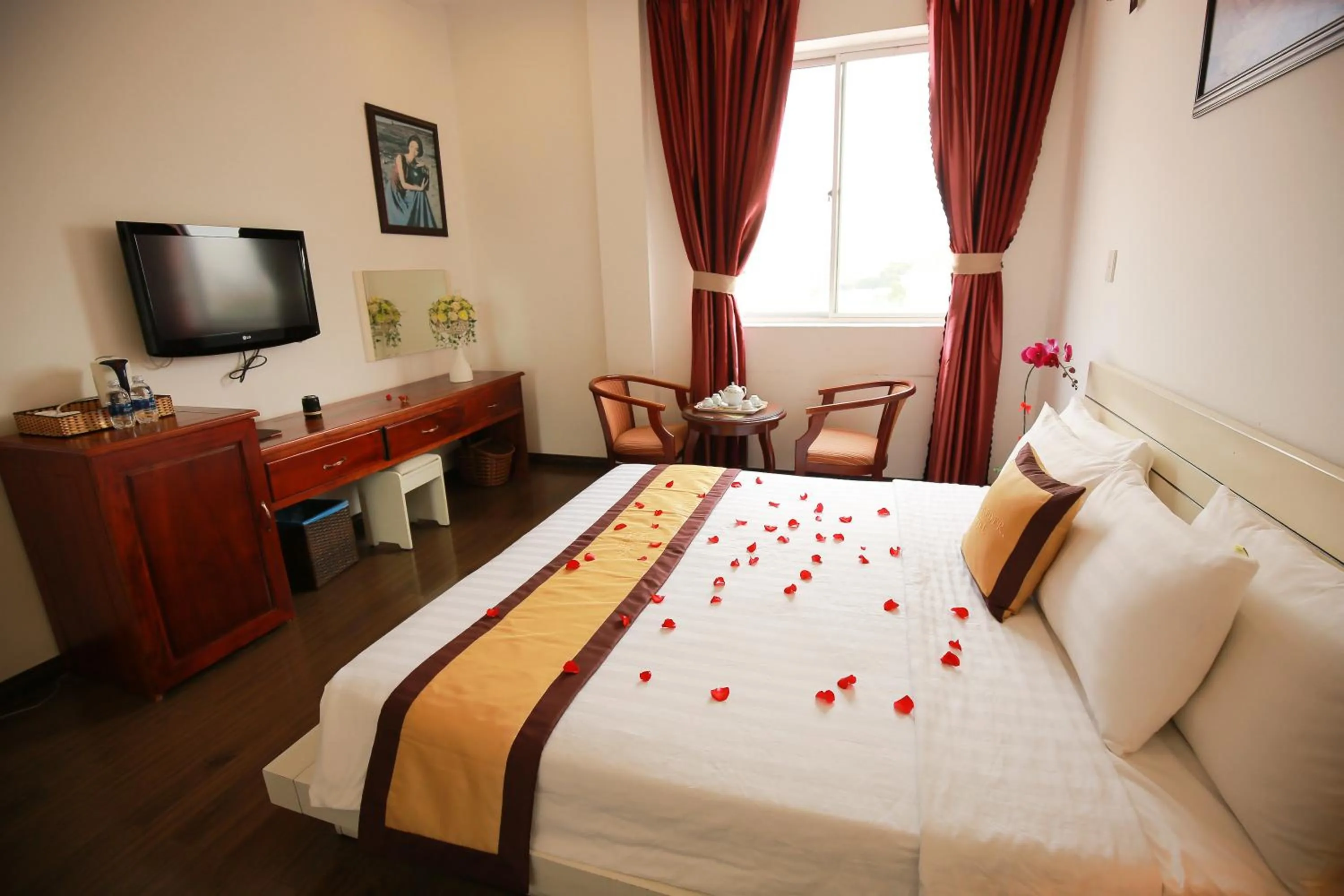 Communal lounge/ TV room in Lavender Hotel