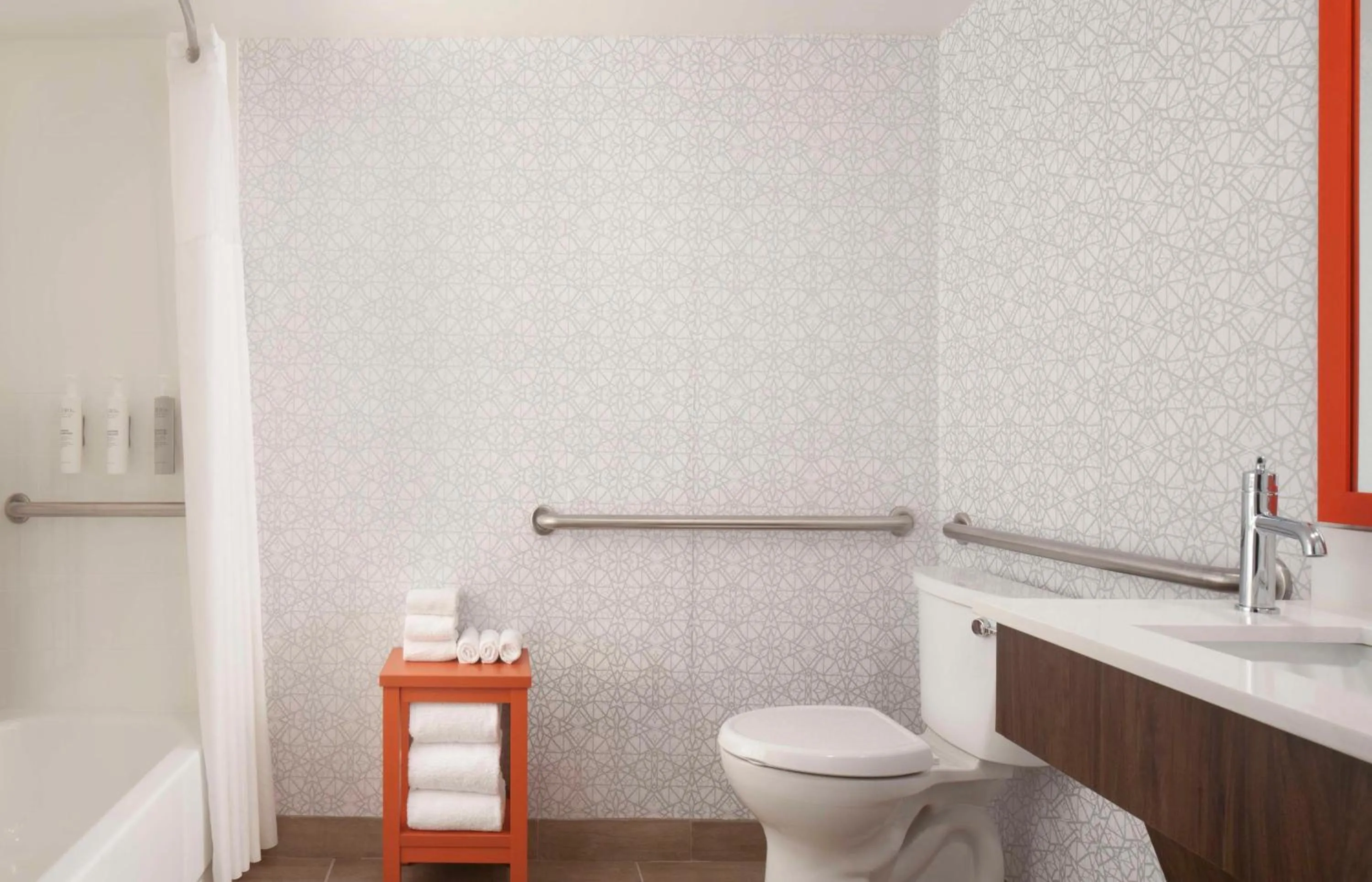 Bathroom in Hampton Inn Evansville