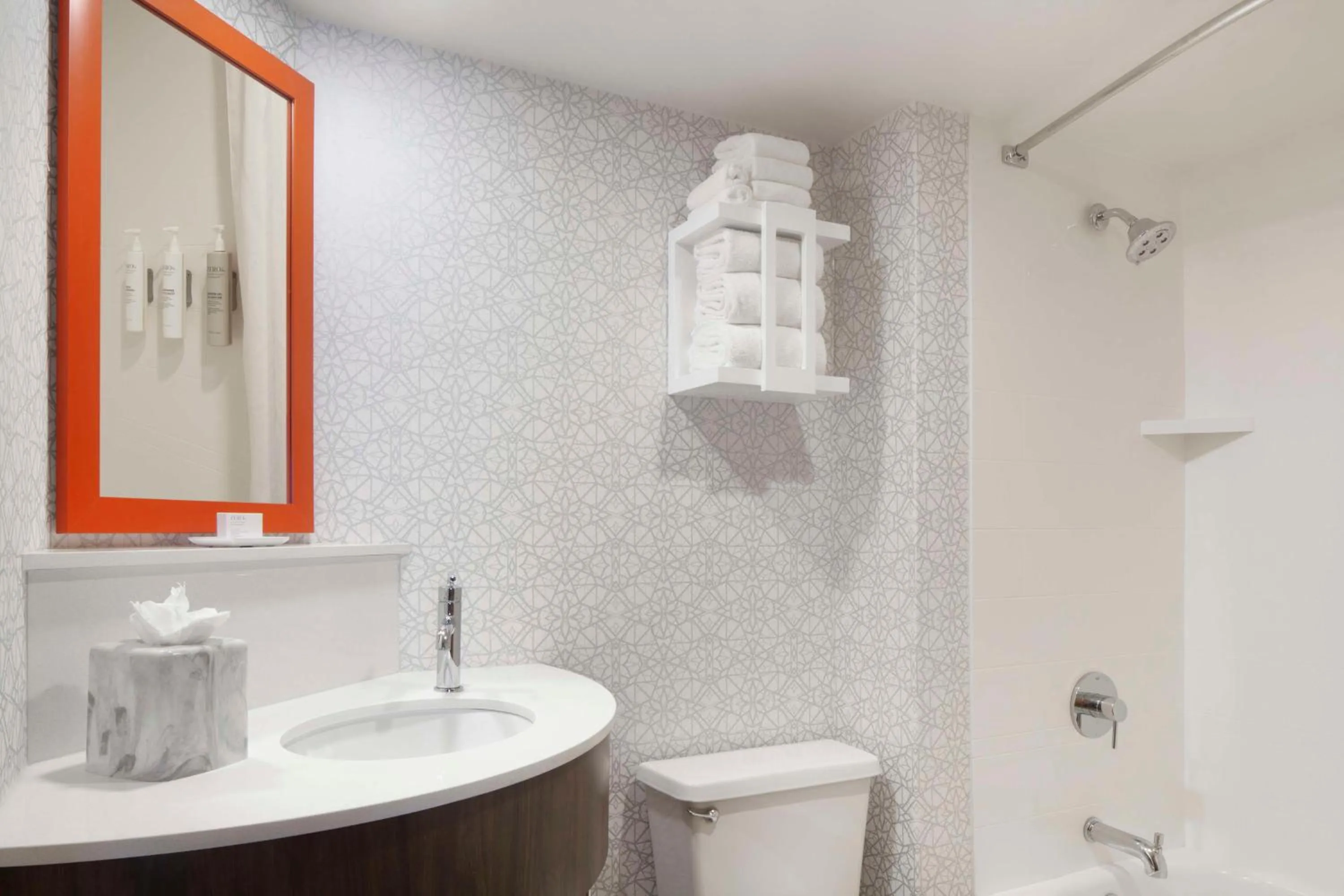 Bathroom in Hampton Inn Evansville