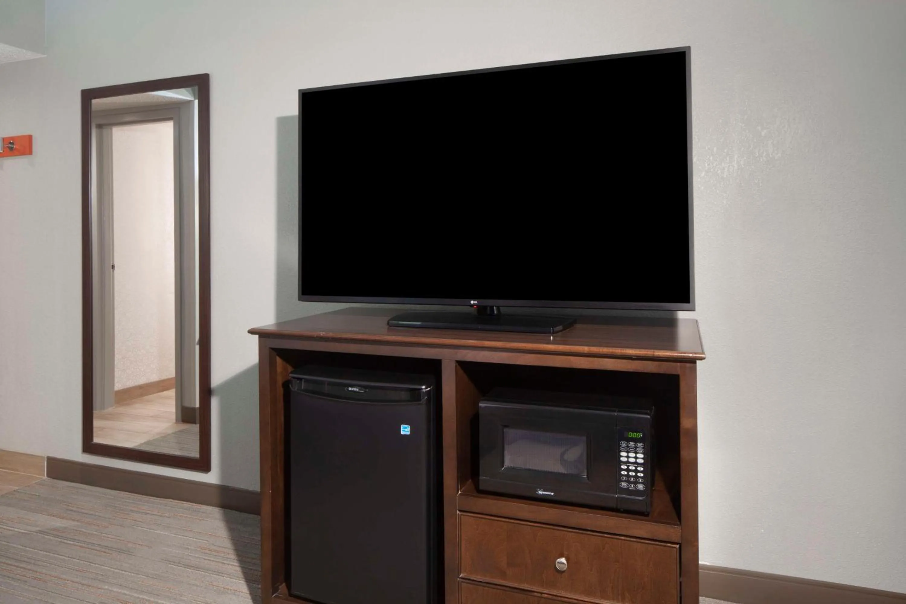 Photo of the whole room in Hampton Inn Evansville