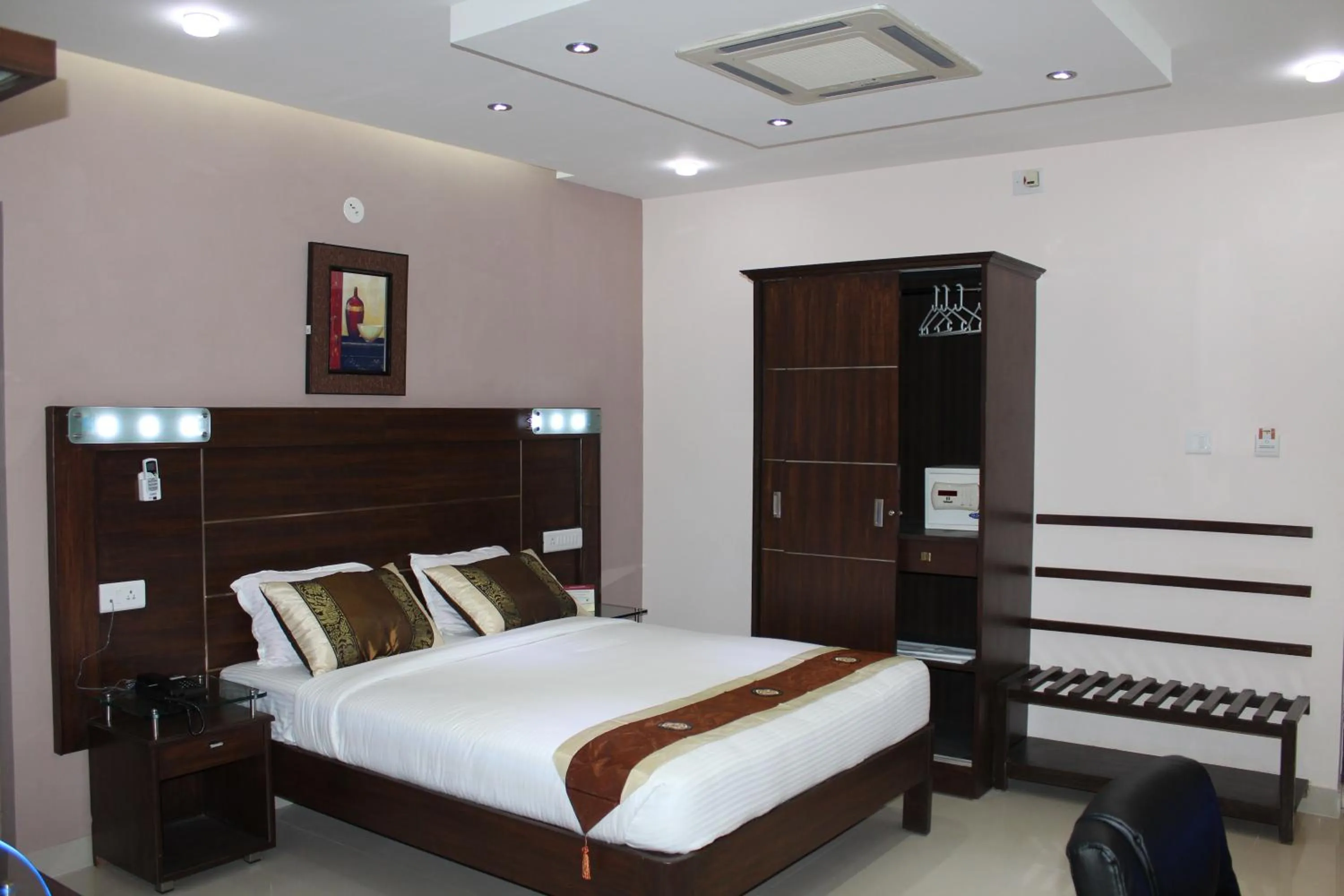 Bedroom, Bed in Maple Suites