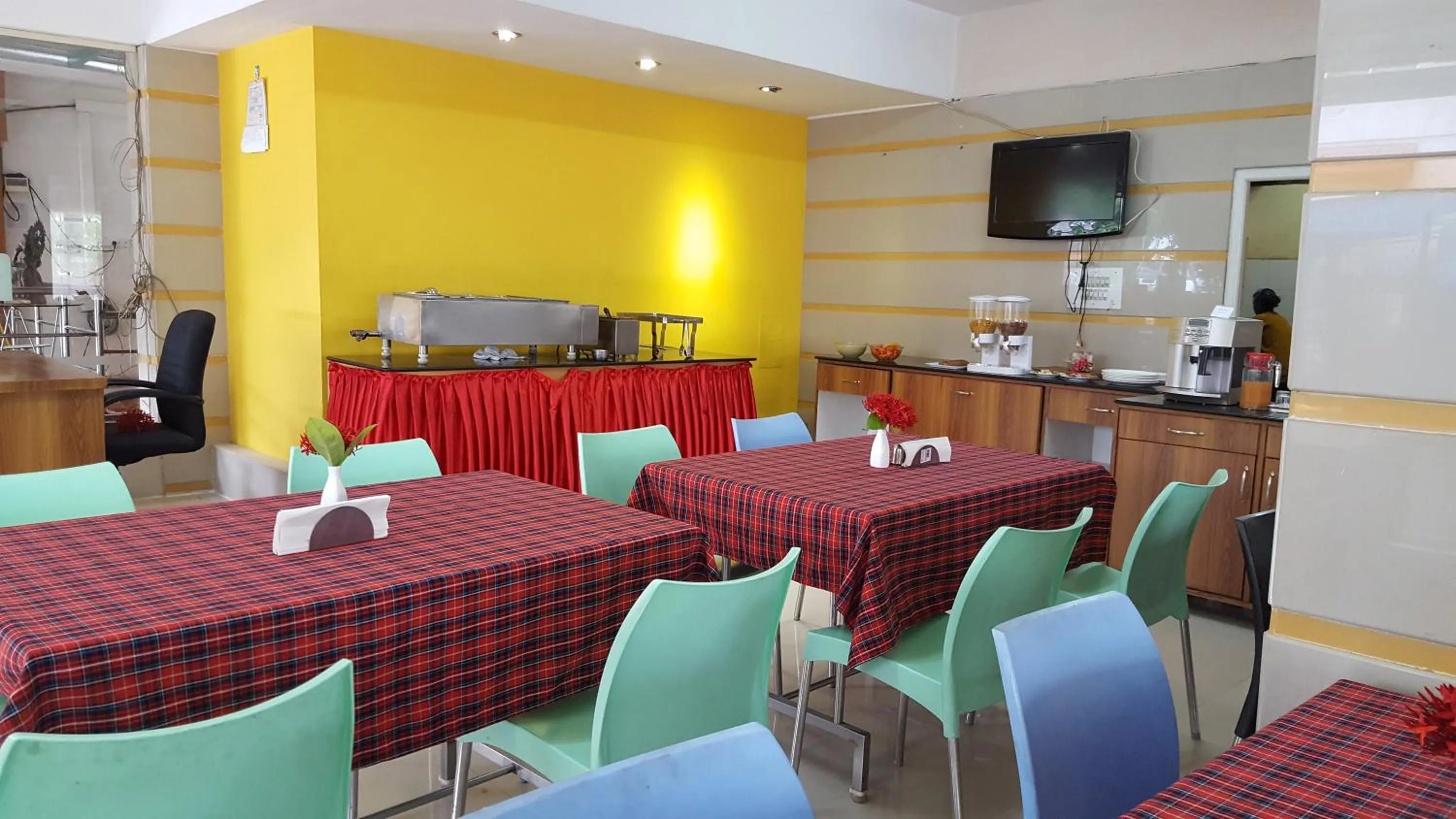 Restaurant/places to eat in Maple Suites