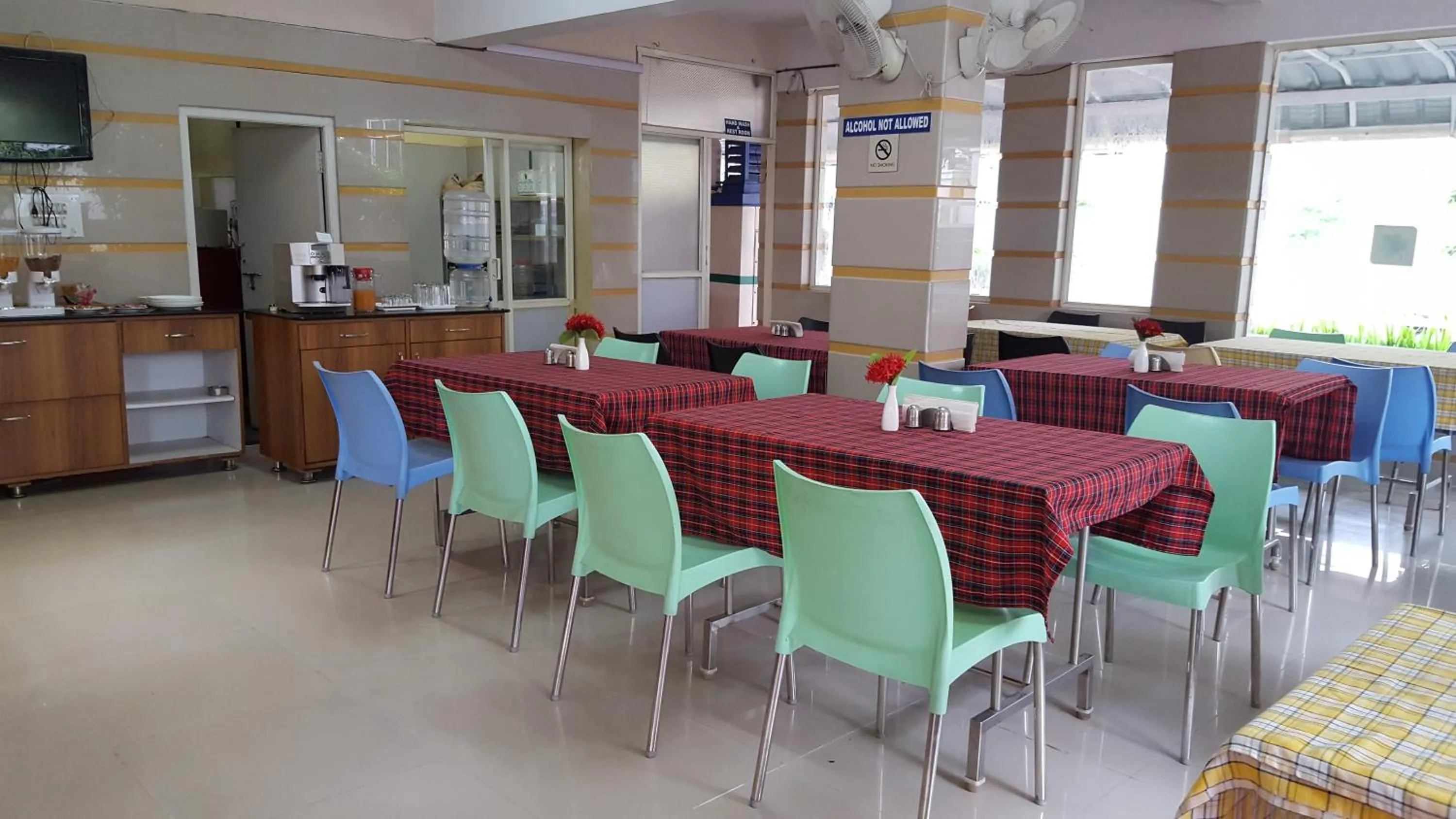 Restaurant/places to eat in Maple Suites