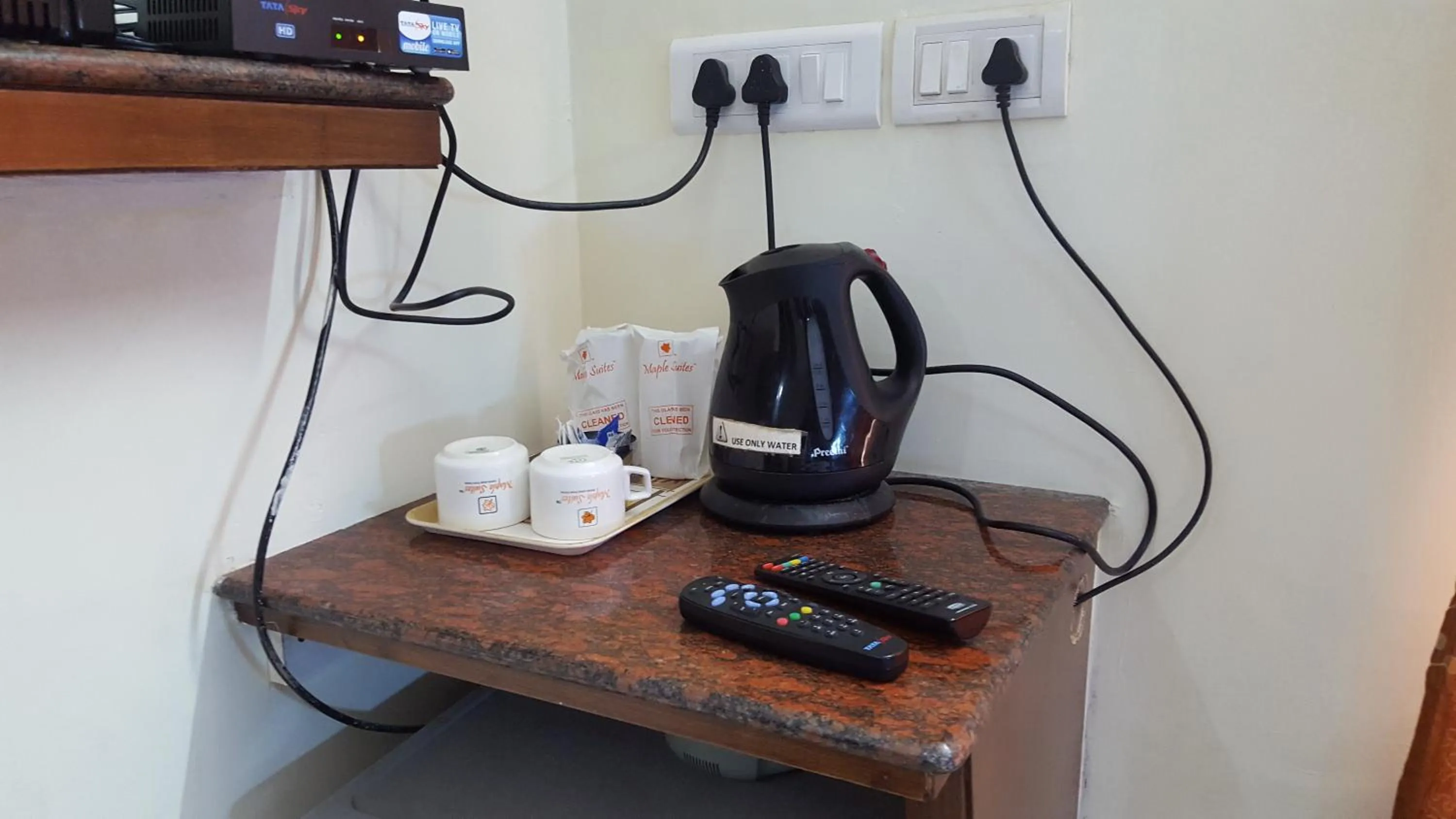 Coffee/tea facilities in Maple Suites