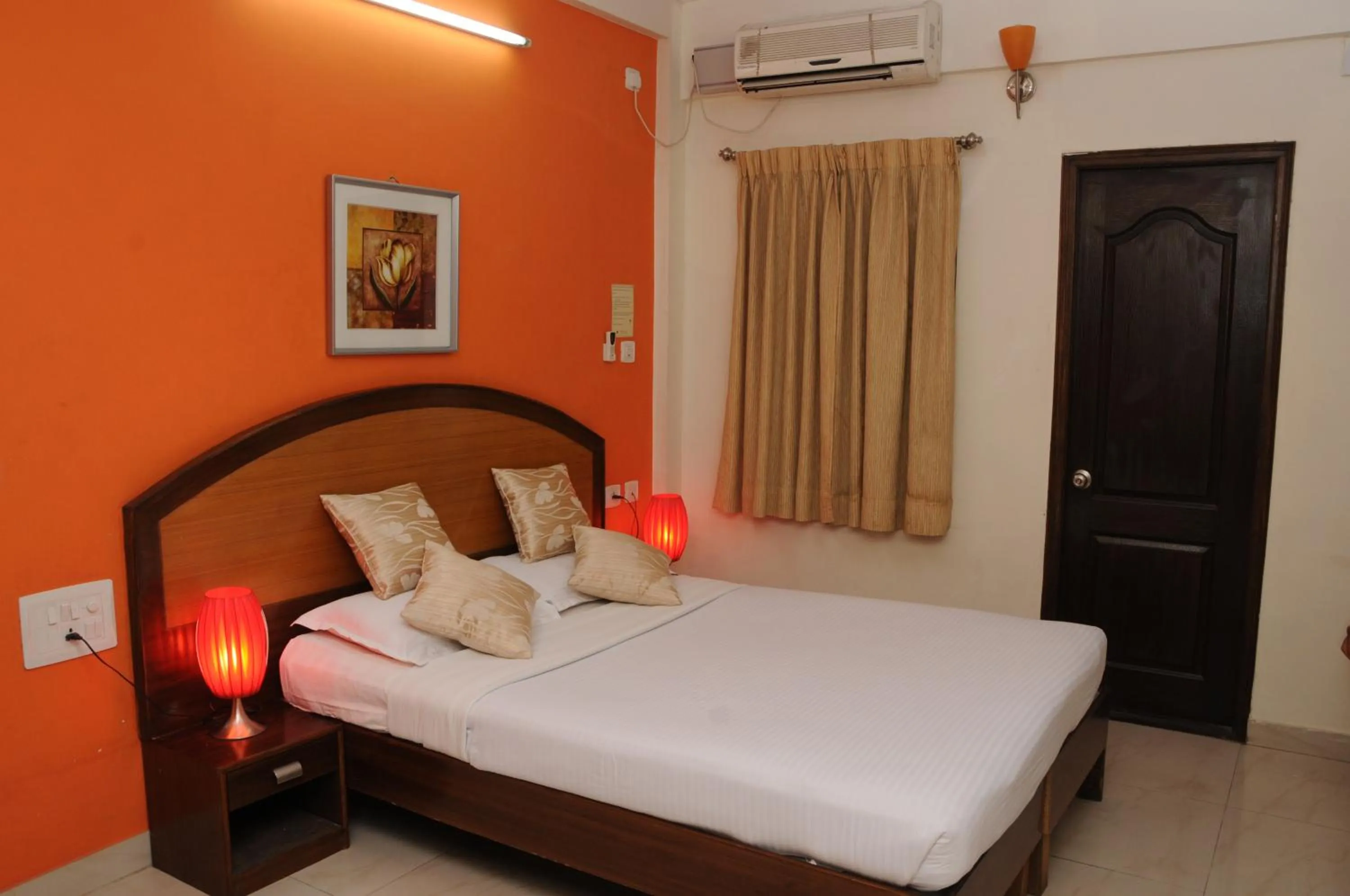 Bedroom, Bed in Maple Suites