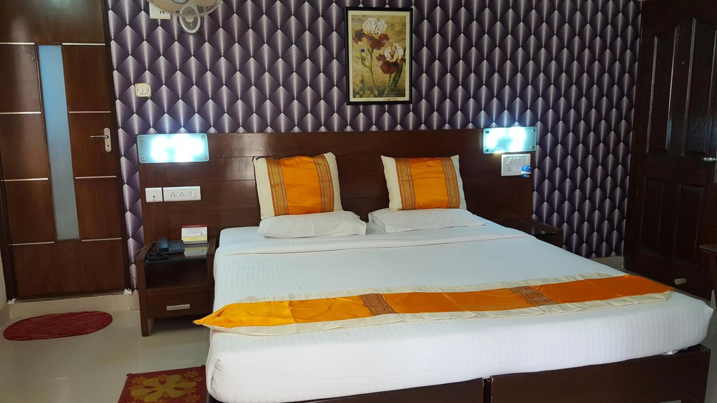 Bedroom, Bed in Maple Suites