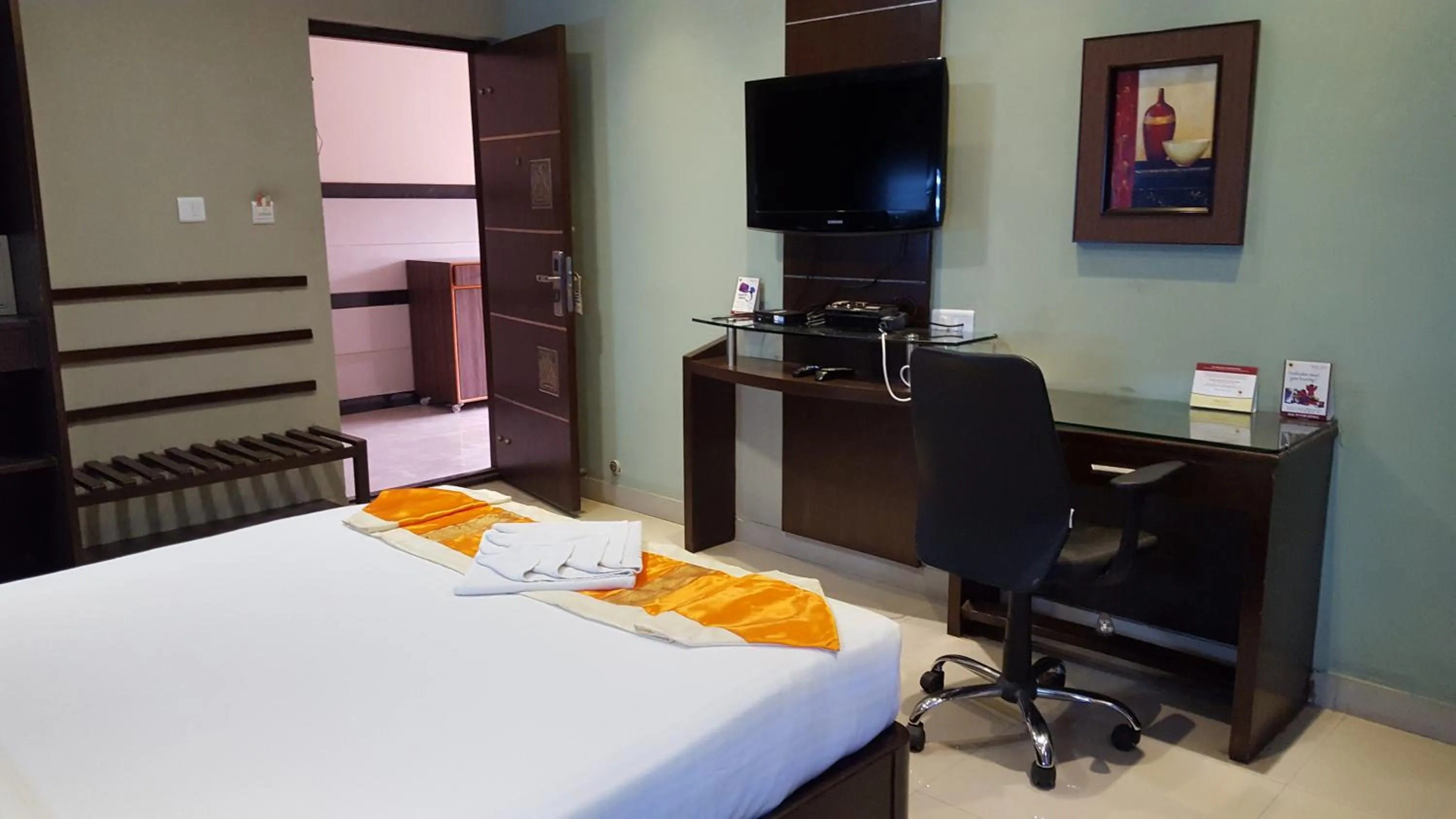 Bedroom, Bed in Maple Suites