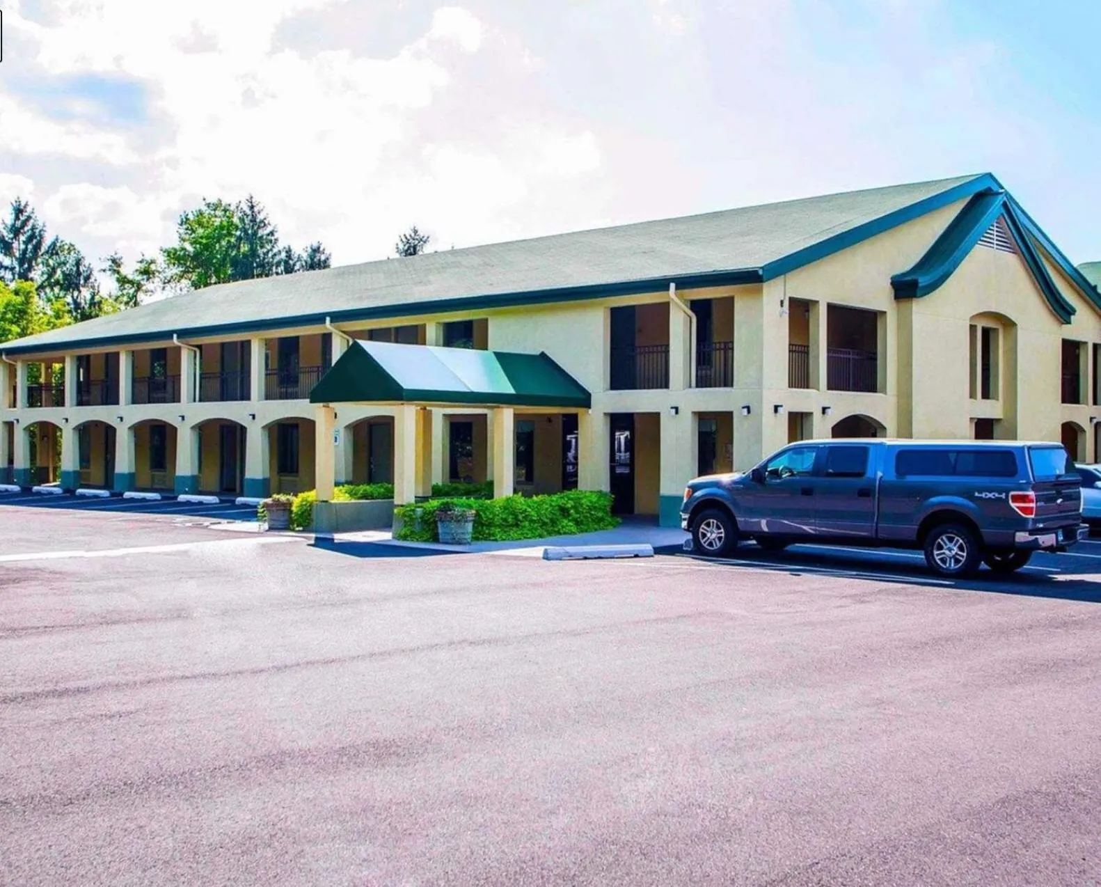 Property building in McIntosh Inn